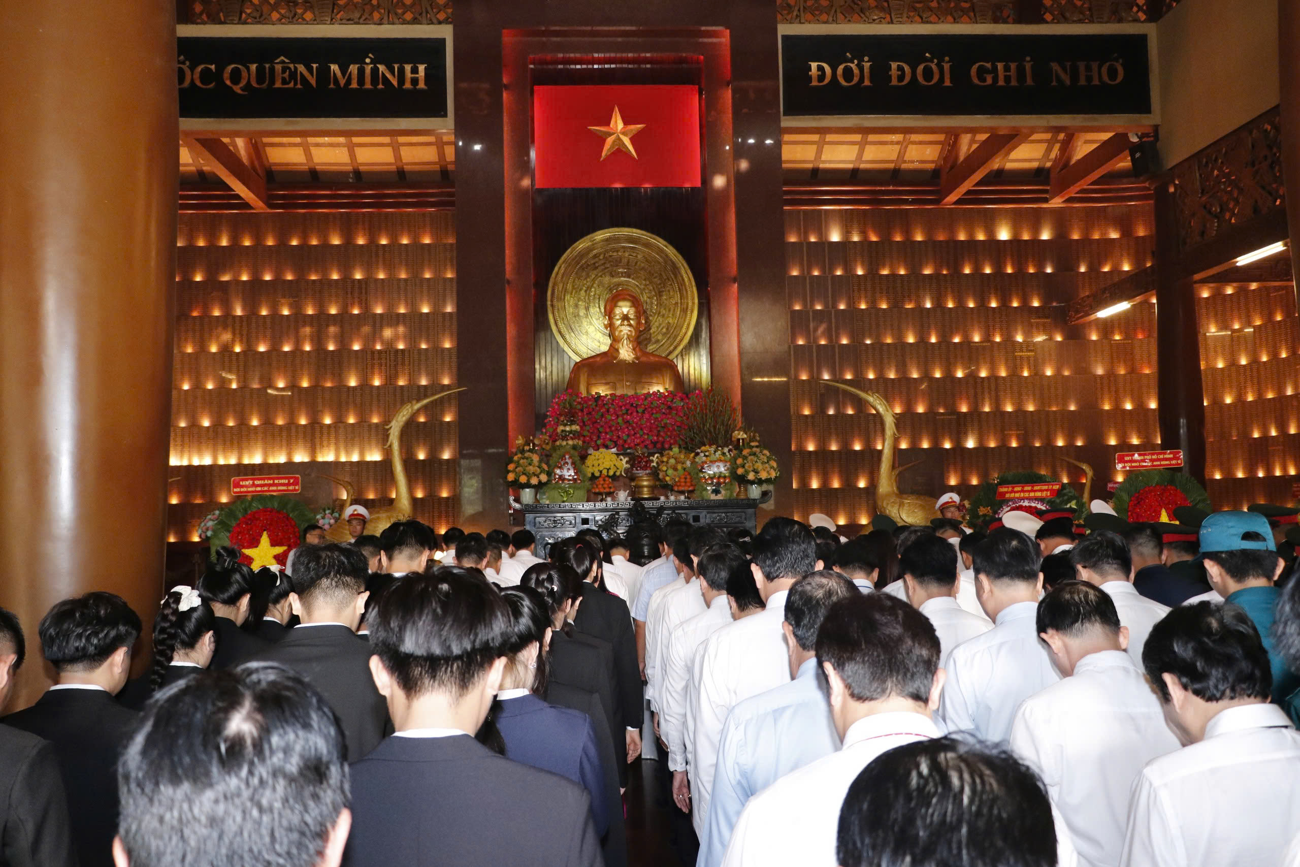 Lãnh đạo TPHCM dâng hương, dâng hoa các Anh hùng liệt sĩ - Ảnh 6.