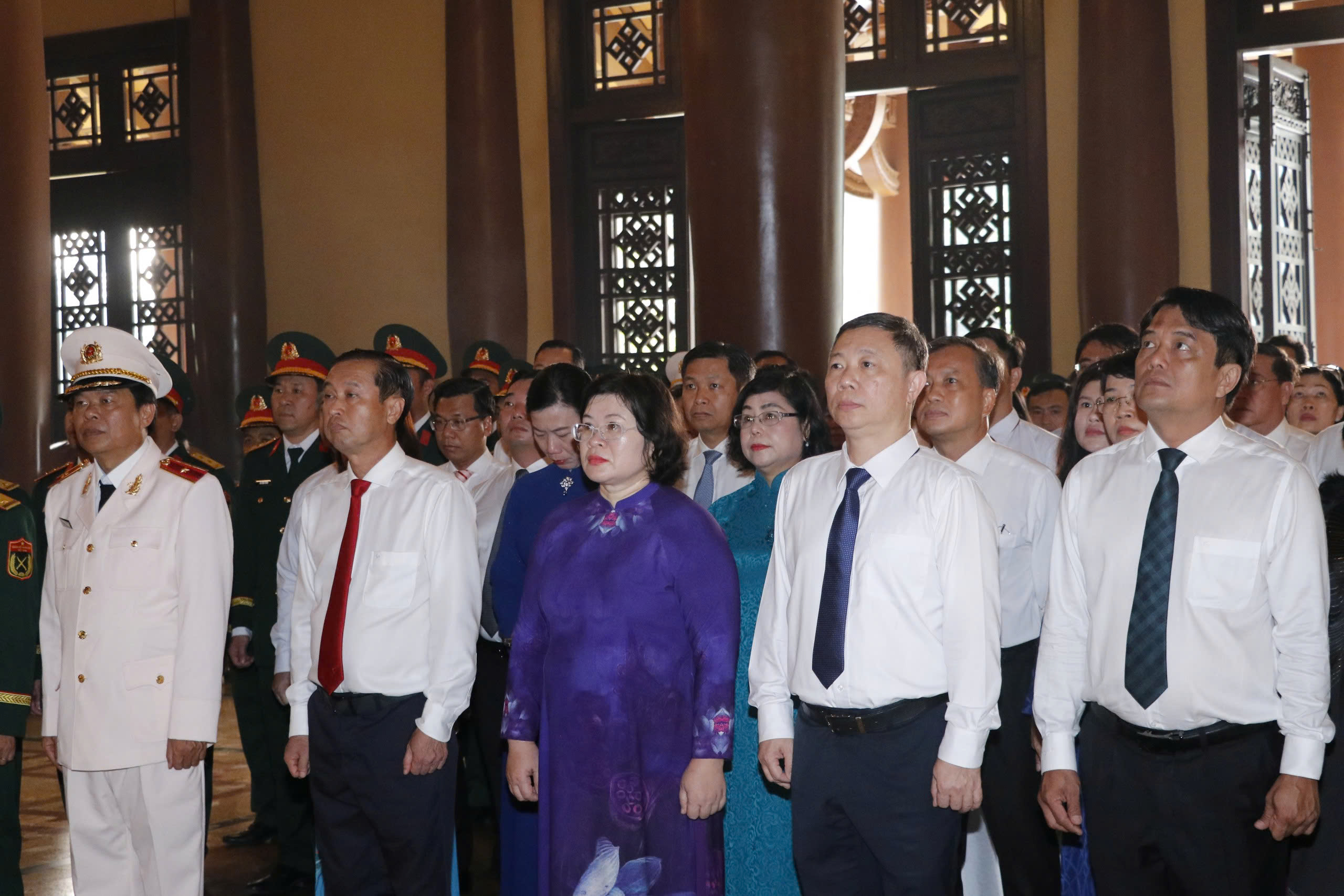 Lãnh đạo TPHCM dâng hương, dâng hoa các Anh hùng liệt sĩ - Ảnh 5.