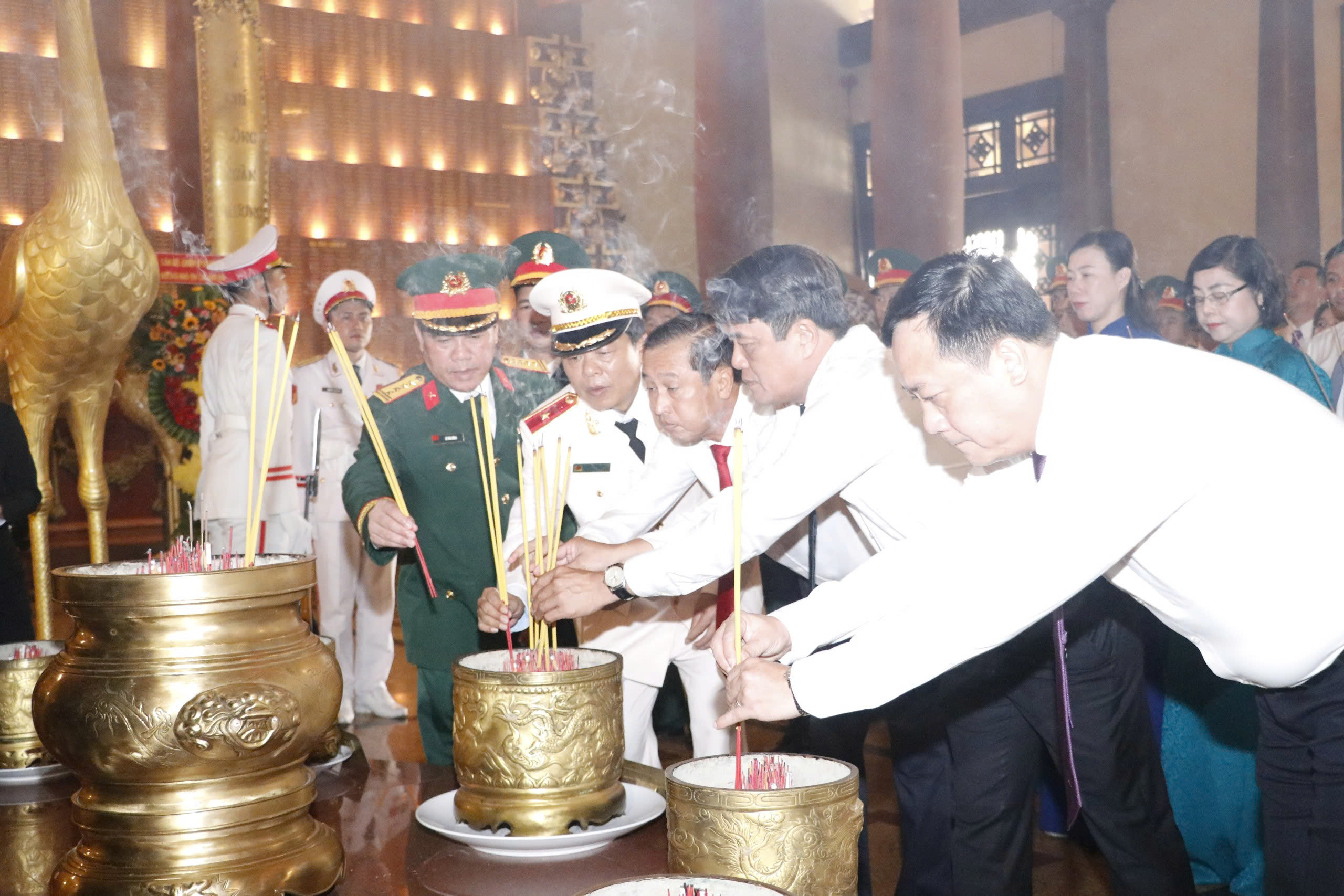 Lãnh đạo TPHCM dâng hương, dâng hoa các Anh hùng liệt sĩ - Ảnh 7.