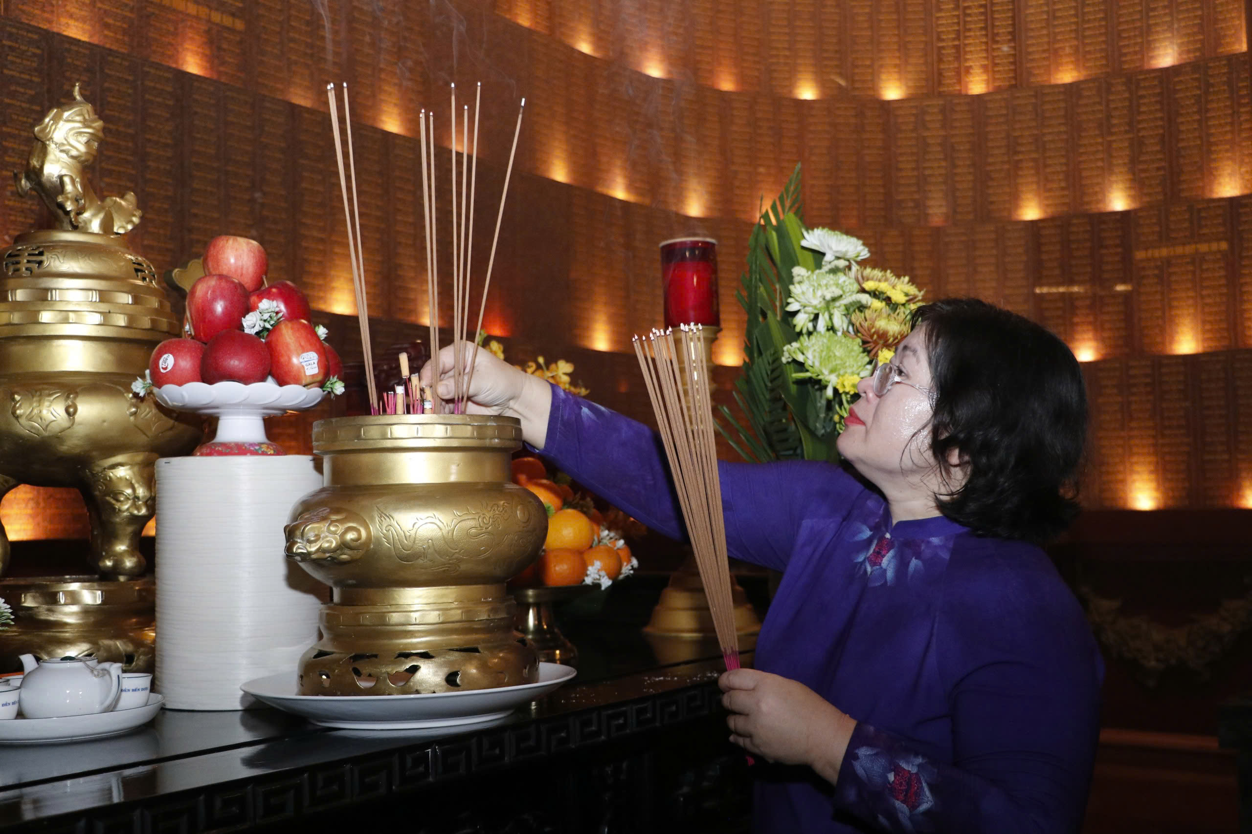 Lãnh đạo TPHCM dâng hương, dâng hoa các Anh hùng liệt sĩ - Ảnh 2.