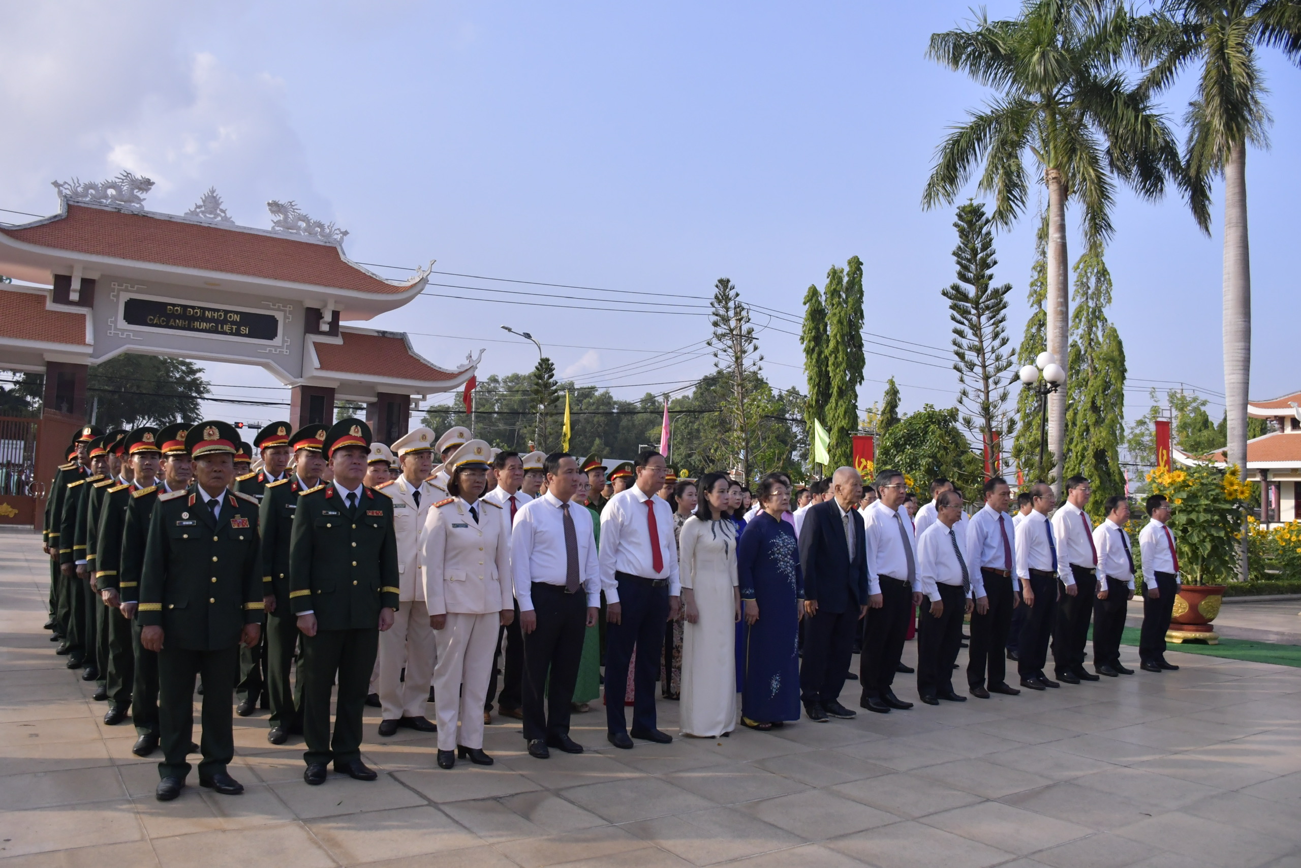 Lãnh đạo TPHCM viếng Nghĩa trang liệt sĩ nhân 51 năm Giải phóng Miền Nam - Ảnh 5.