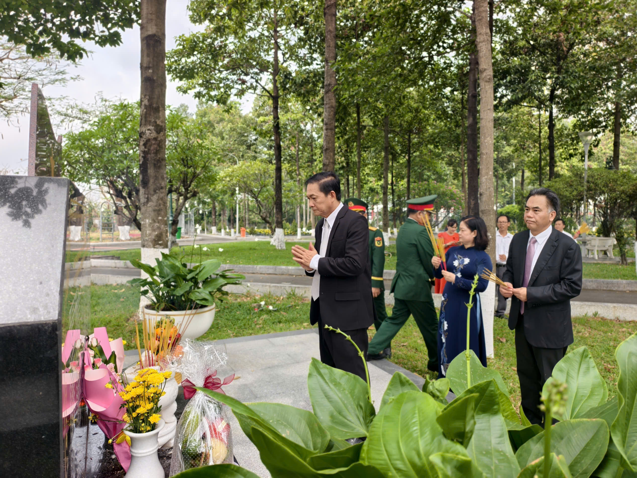 Lãnh đạo TPHCM viếng Nghĩa trang liệt sĩ nhân 51 năm Giải phóng Miền Nam - Ảnh 2.