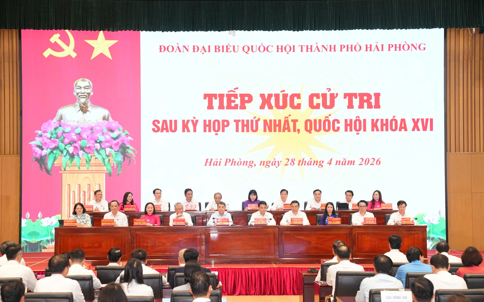 Thủ tướng Lê Minh Hưng tiếp xúc cử tri, tặng quà công nhân lao động Hải Phòng