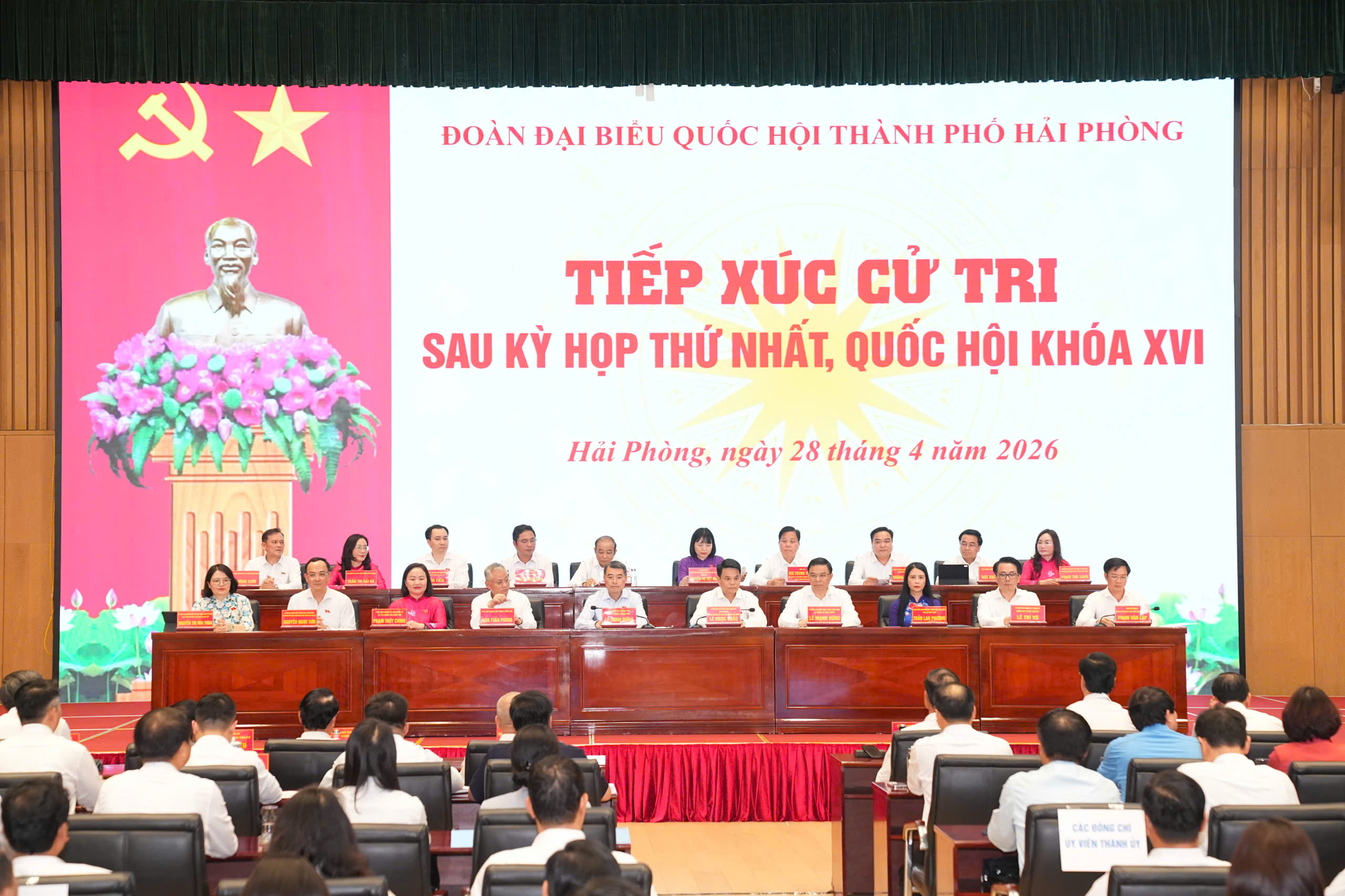 Thủ tướng Lê Minh Hưng tiếp xúc cử tri tại Hải Phòng , tặng quà công nhân lao động - Ảnh 1.