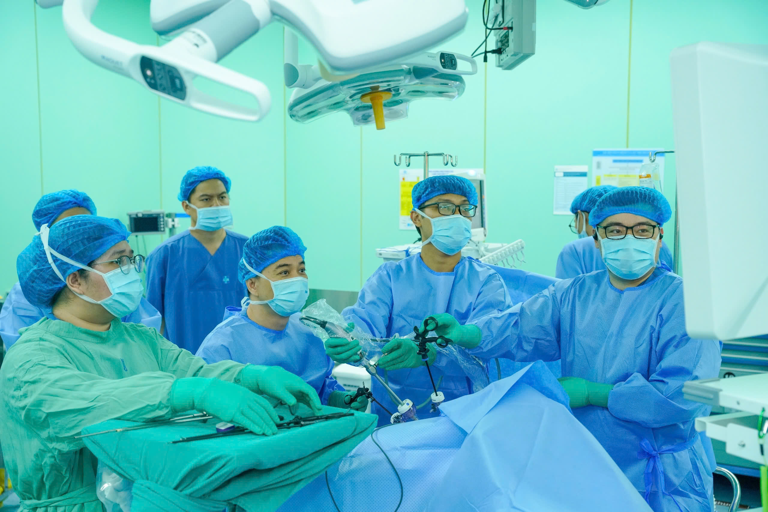 Cứu một người nước ngo&agrave;i ung thư đại trực tr&agrave;ng, biến chứng tắc ruột - Ảnh 1.
