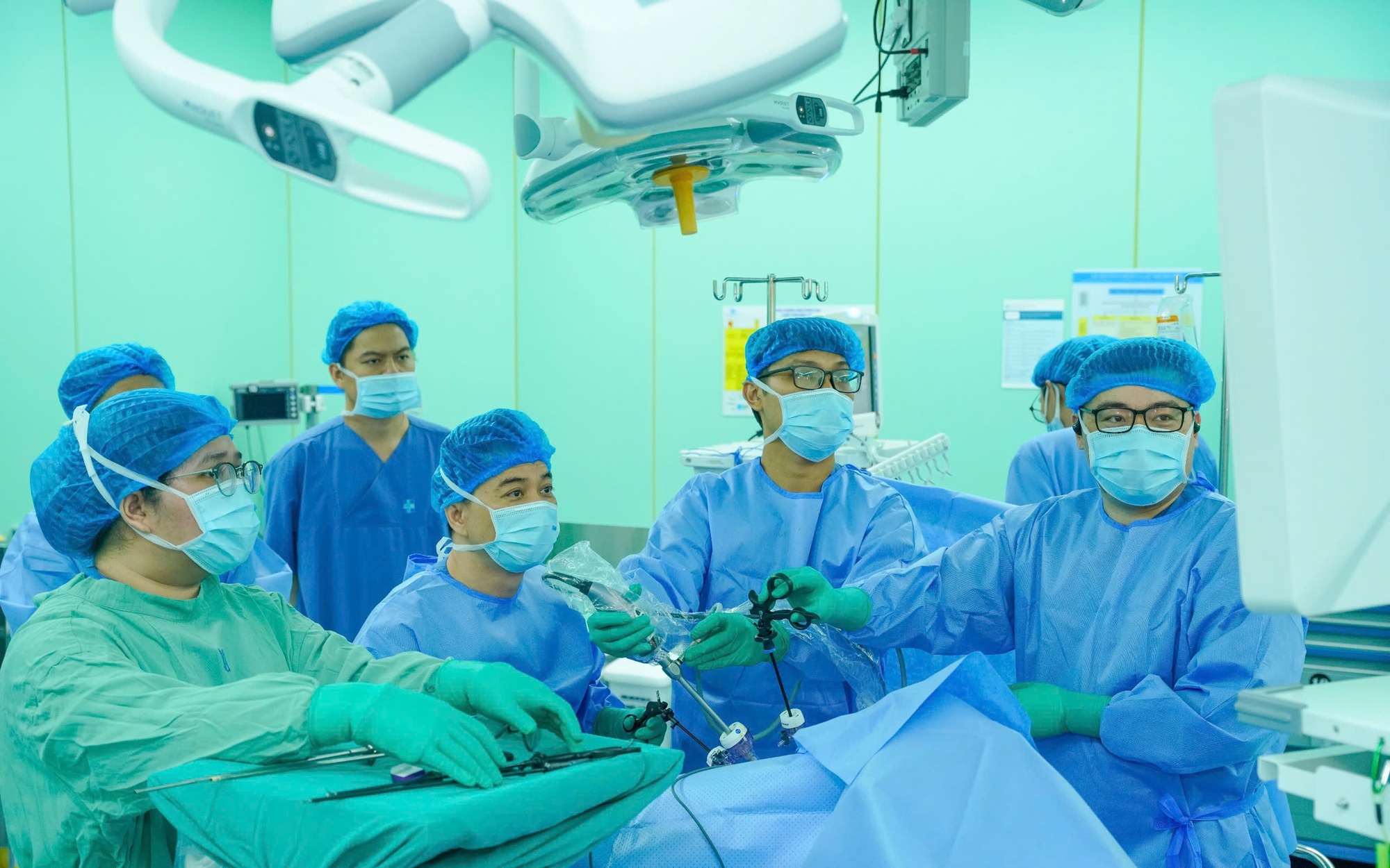 Người đàn ông Indonesia sang Việt Nam mổ ung thư đại trực tràng