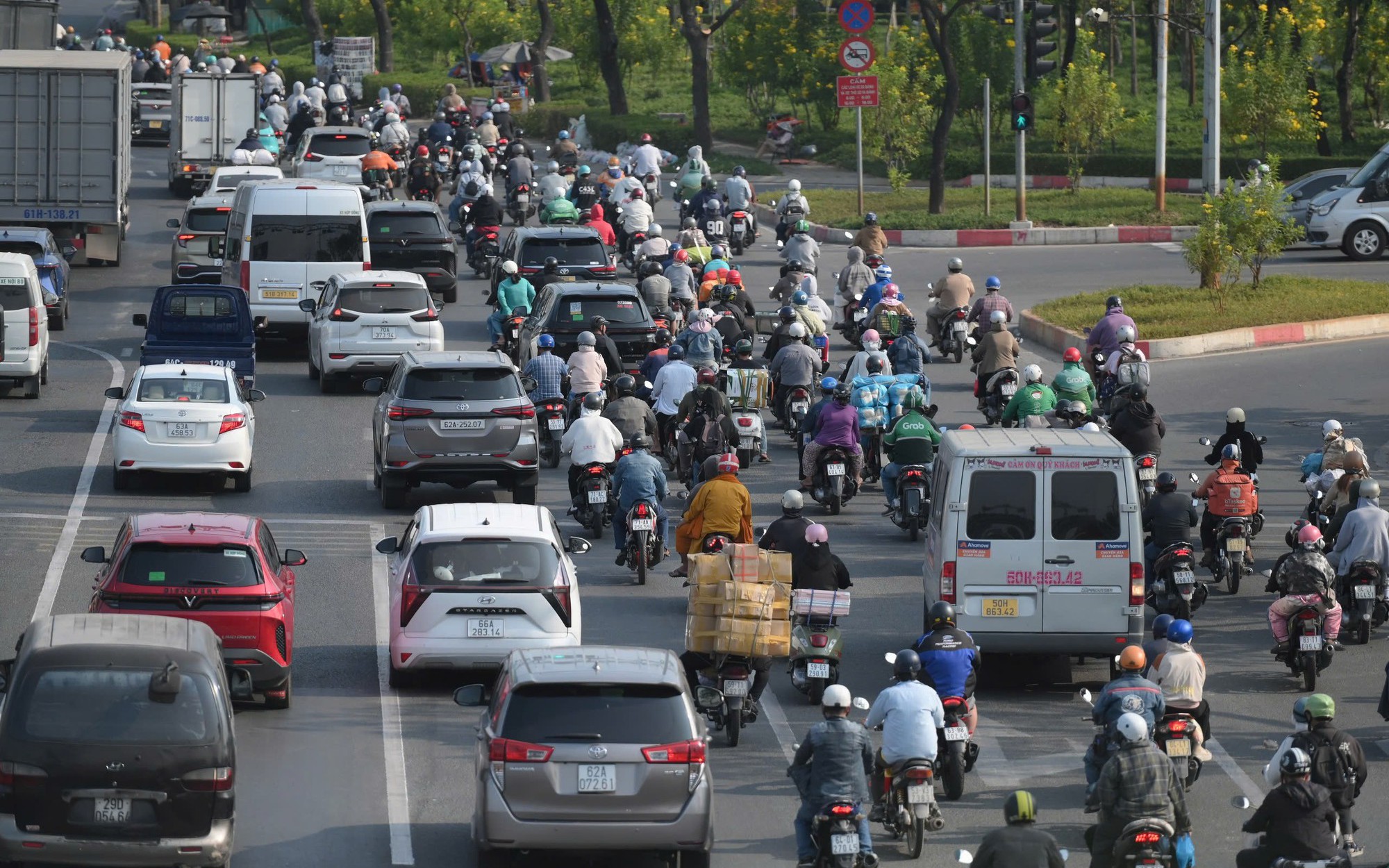 Cửa ngõ phía Tây TPHCM đang ùn ứ, các xe di chuyển rất chậm
