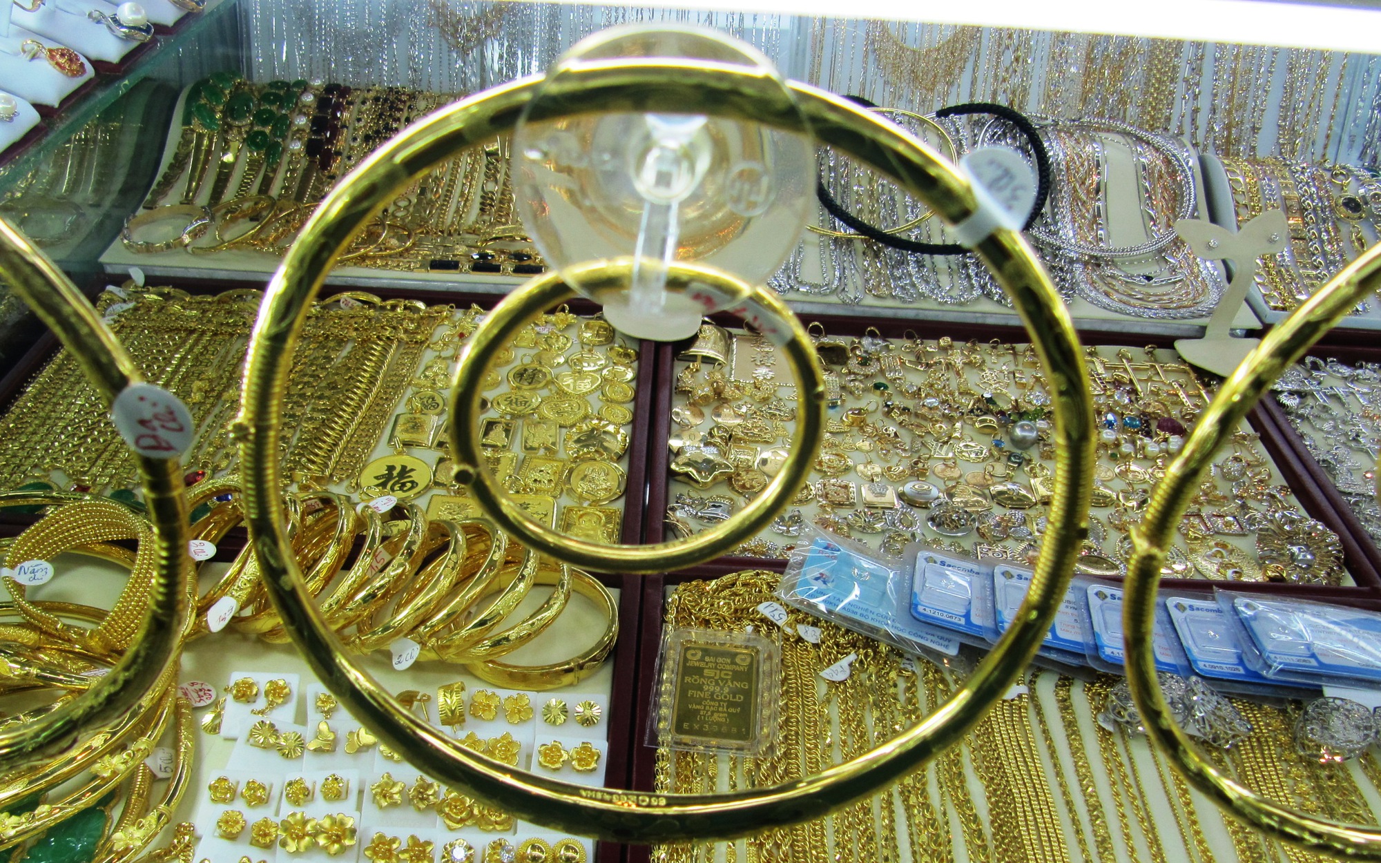 Giá giảm tiếp, người mua vàng SJC, vàng nhẫn 1 tháng qua lỗ 15 triệu đồng