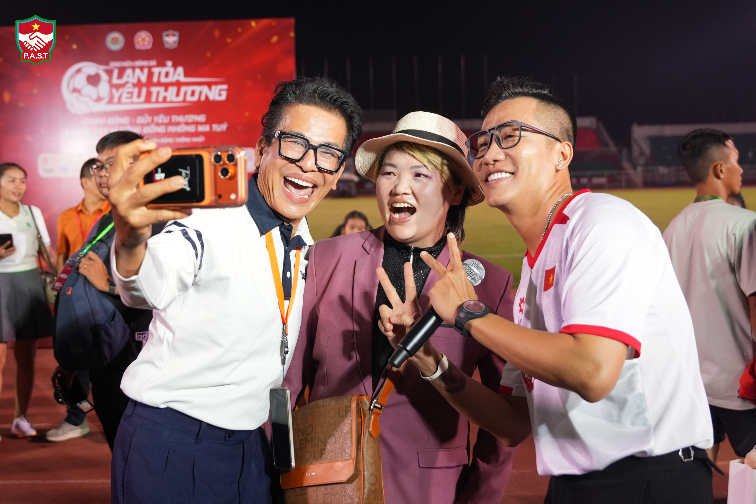 Khi người nổi tiếng bắt tay Công an TPHCM - Ảnh 7.