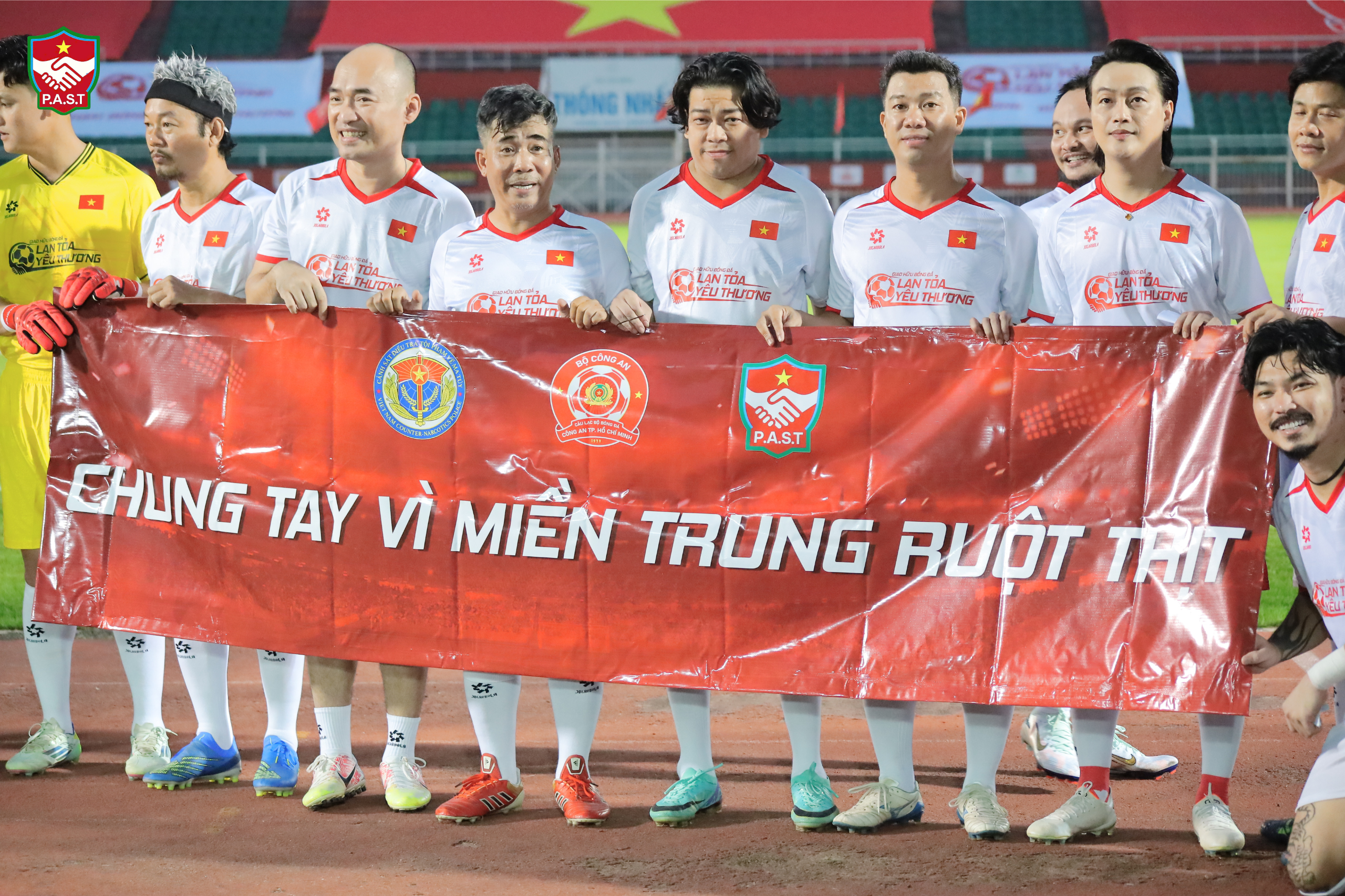 Khi người nổi tiếng bắt tay Công an TPHCM - Ảnh 3.