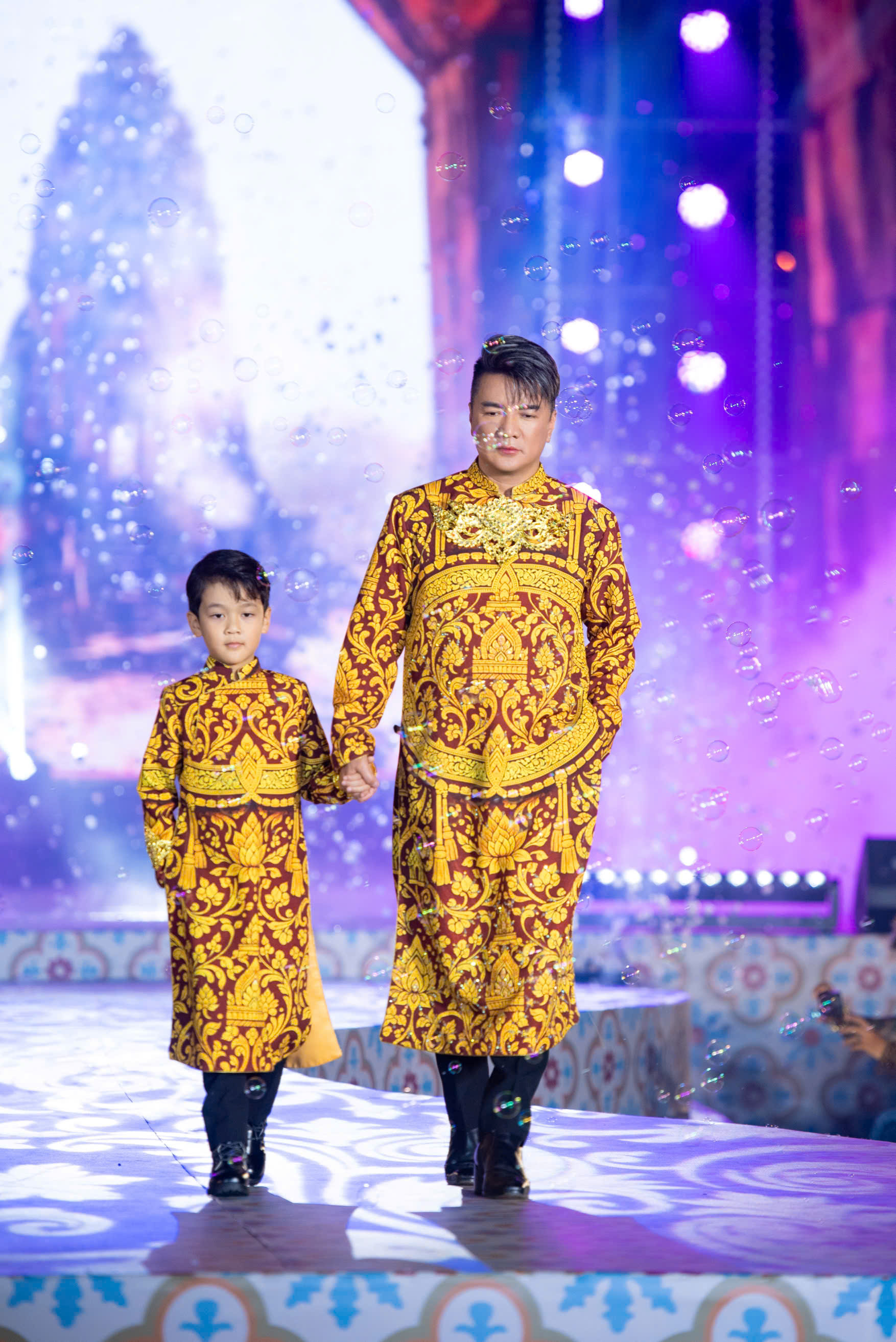 Đàm Vĩnh Hưng và con trai diễn áo dài Việt Hùng - Ảnh 14.