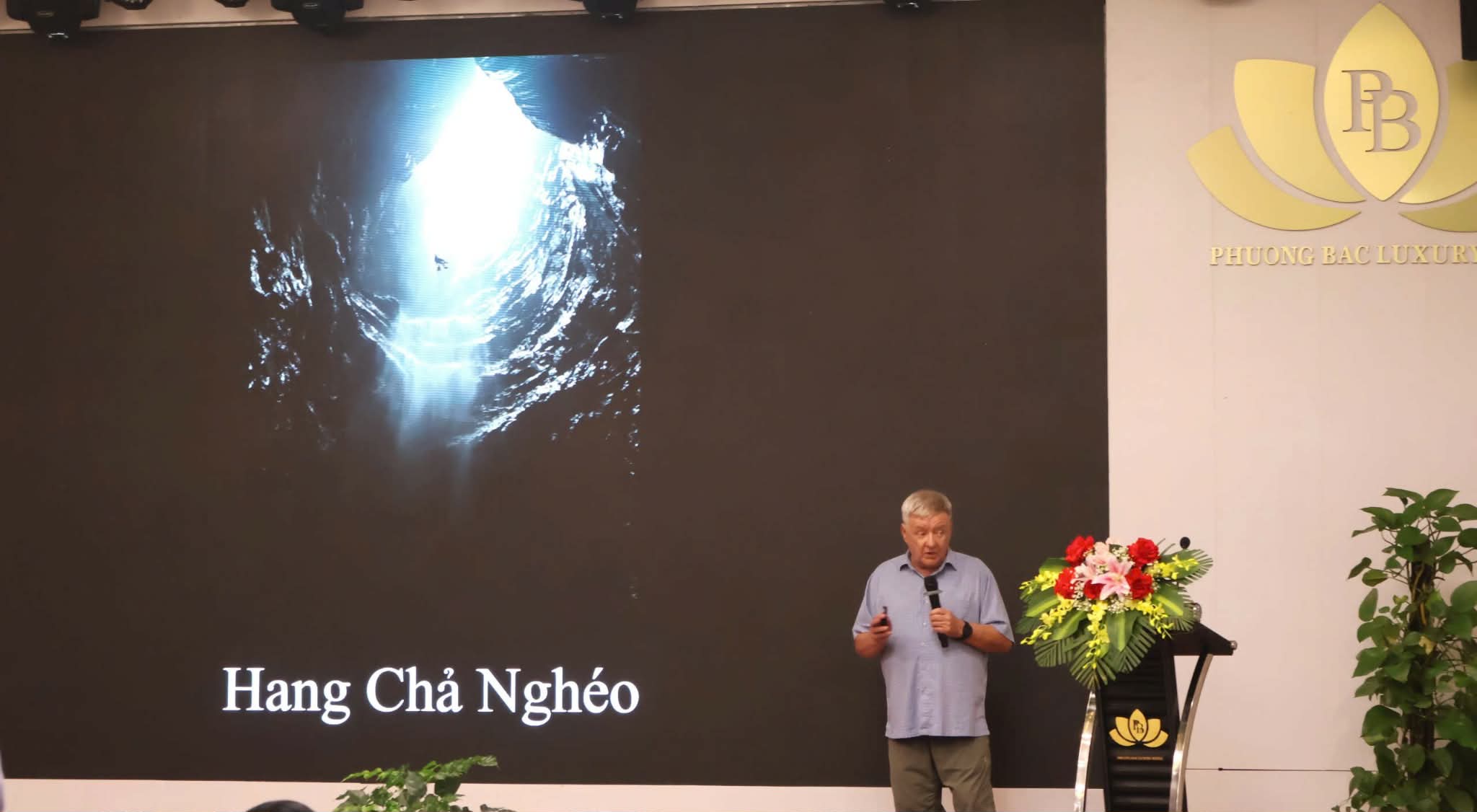 Chuy&ecirc;n gia h&eacute; lộ b&iacute; ẩn dưới hố sụt s&acirc;u 350m ở Phong Nha - Kẻ B&agrave;ng - Ảnh 1.