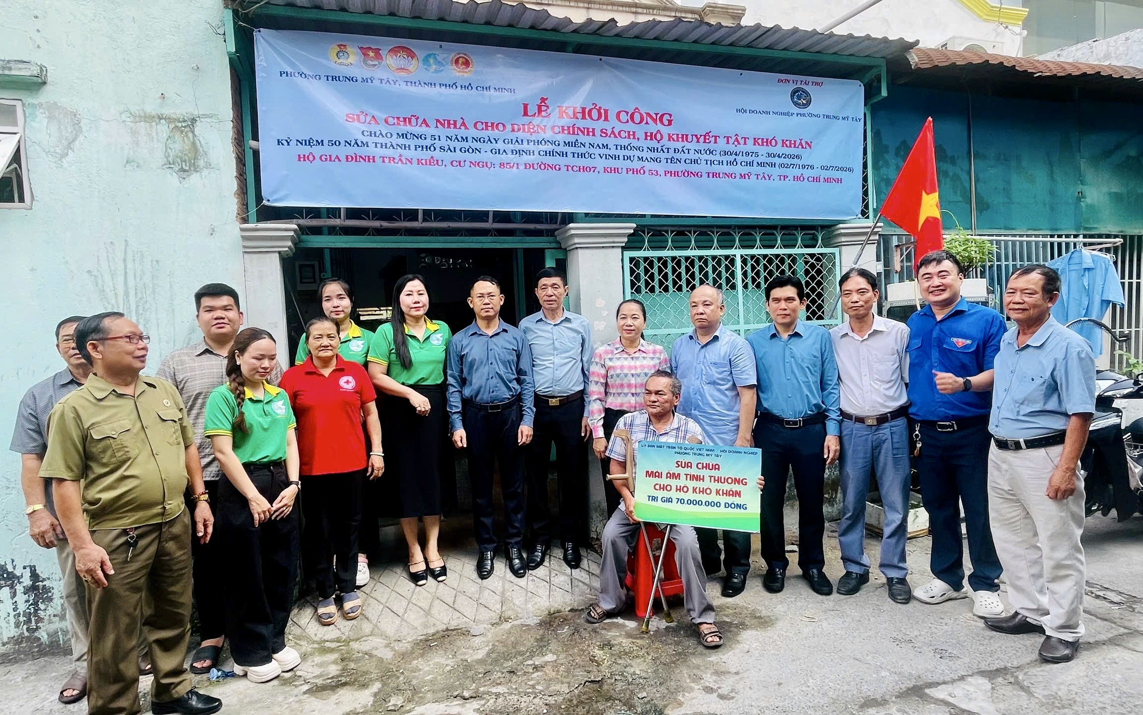 Giúp công nhân khó khăn sửa sang mái ấm - Ảnh 1.