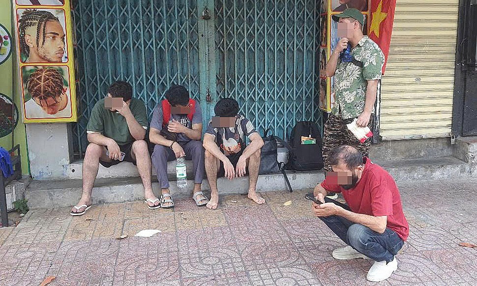 Cháy nhà hàng phố Tây Nha Trang , 5 người nước ngòai leo cửa sổ để thoát nạn - Ảnh 1.