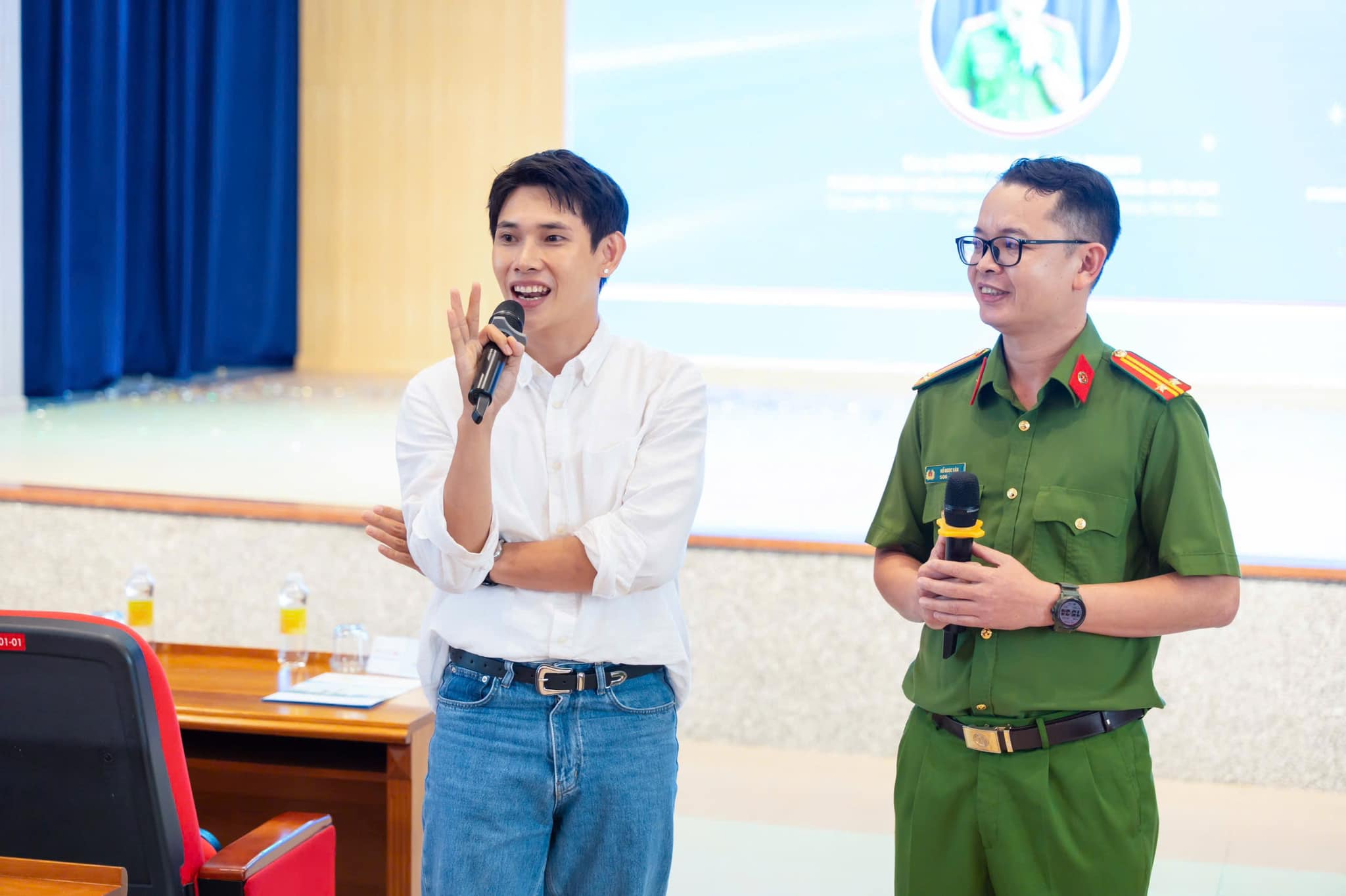 Khi người nổi tiếng bắt tay Công an TPHCM - Ảnh 11.