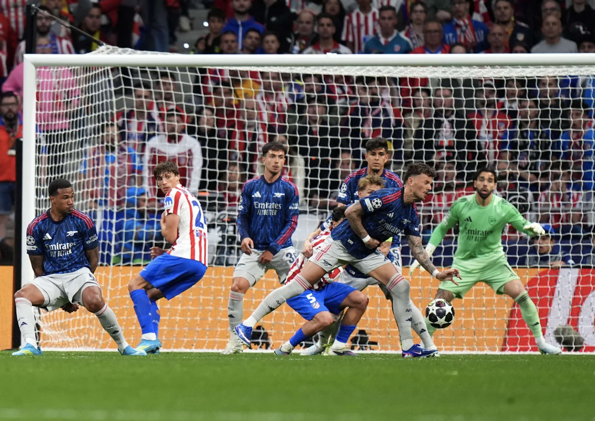 VAR gây tranh cãi, Arsenal bị xử ép trắng trợn trước Atletico Madrid - Ảnh 3.
