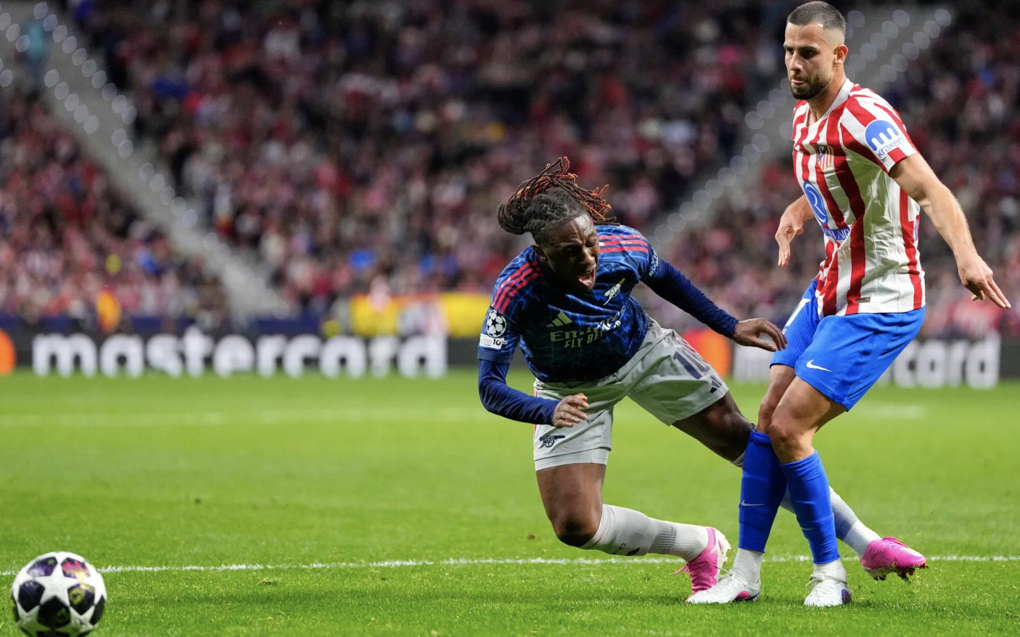 CĐV Arsenal nổi giận vì pha “chơi bẩn” của sao Atletico Madrid - Ảnh 2.
