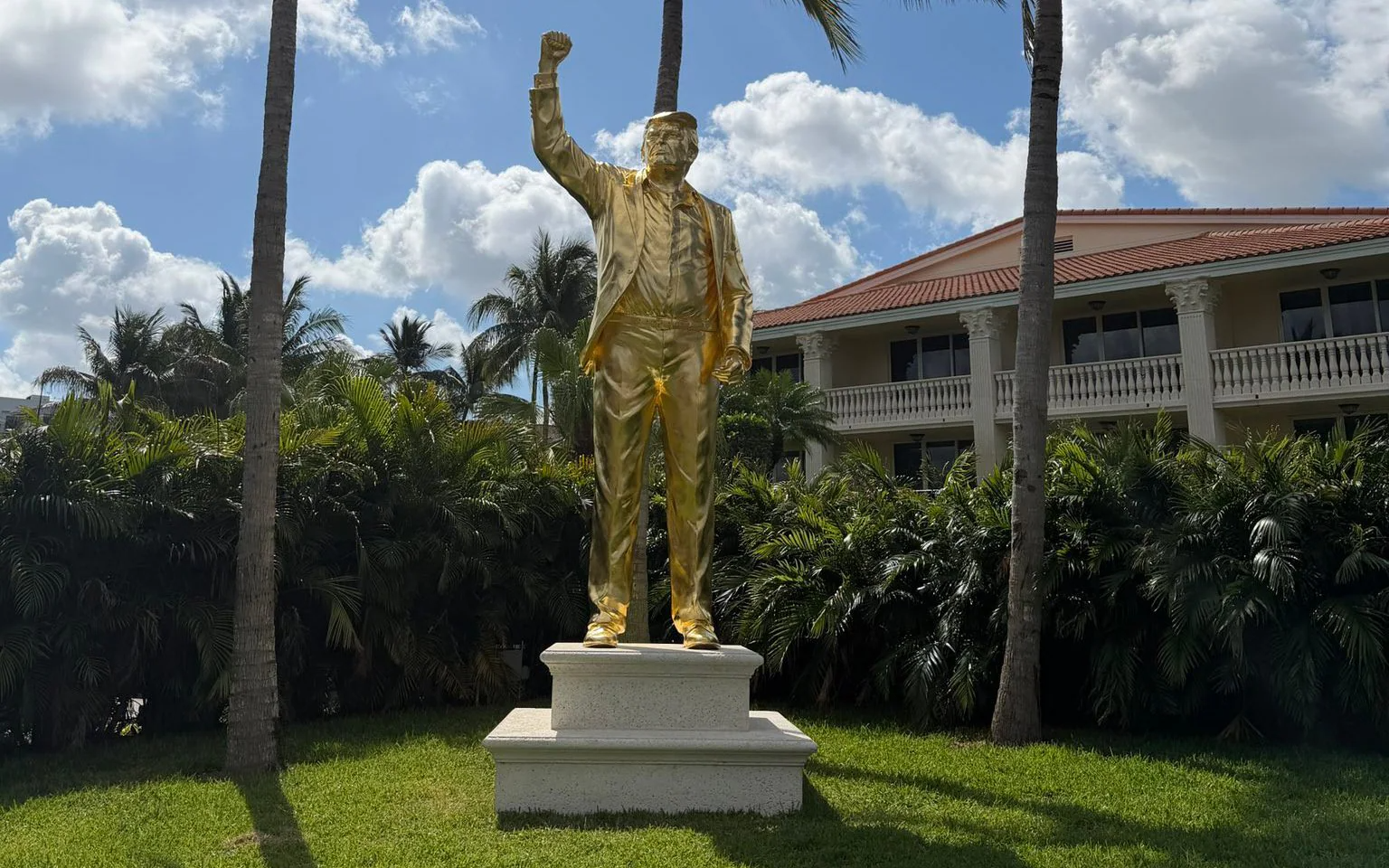 Tượng vàng hình ông Donald Trump xuất hiện trên sân golf