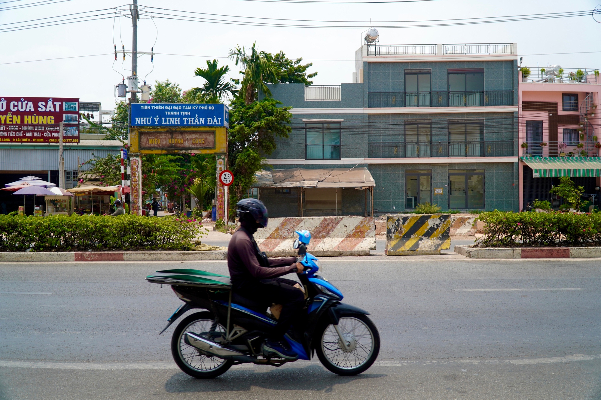 Đóng dải phân cách gần trạm thu phí Lái Thiêu, giao thông dần ổn định - Ảnh 1.