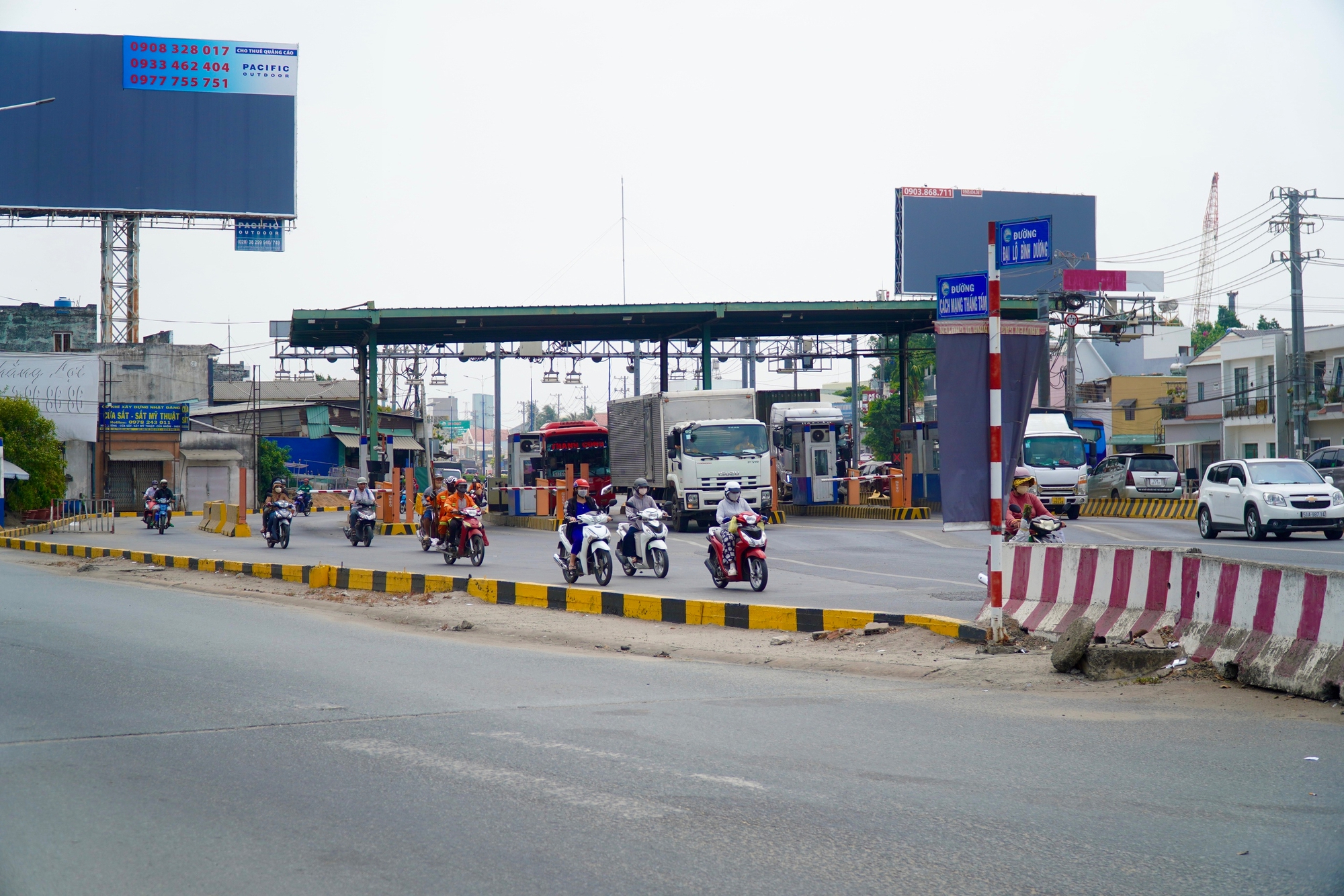 Đóng dải phân cách gần trạm thu phí Lái Thiêu, giao thông dần ổn định - Ảnh 3.