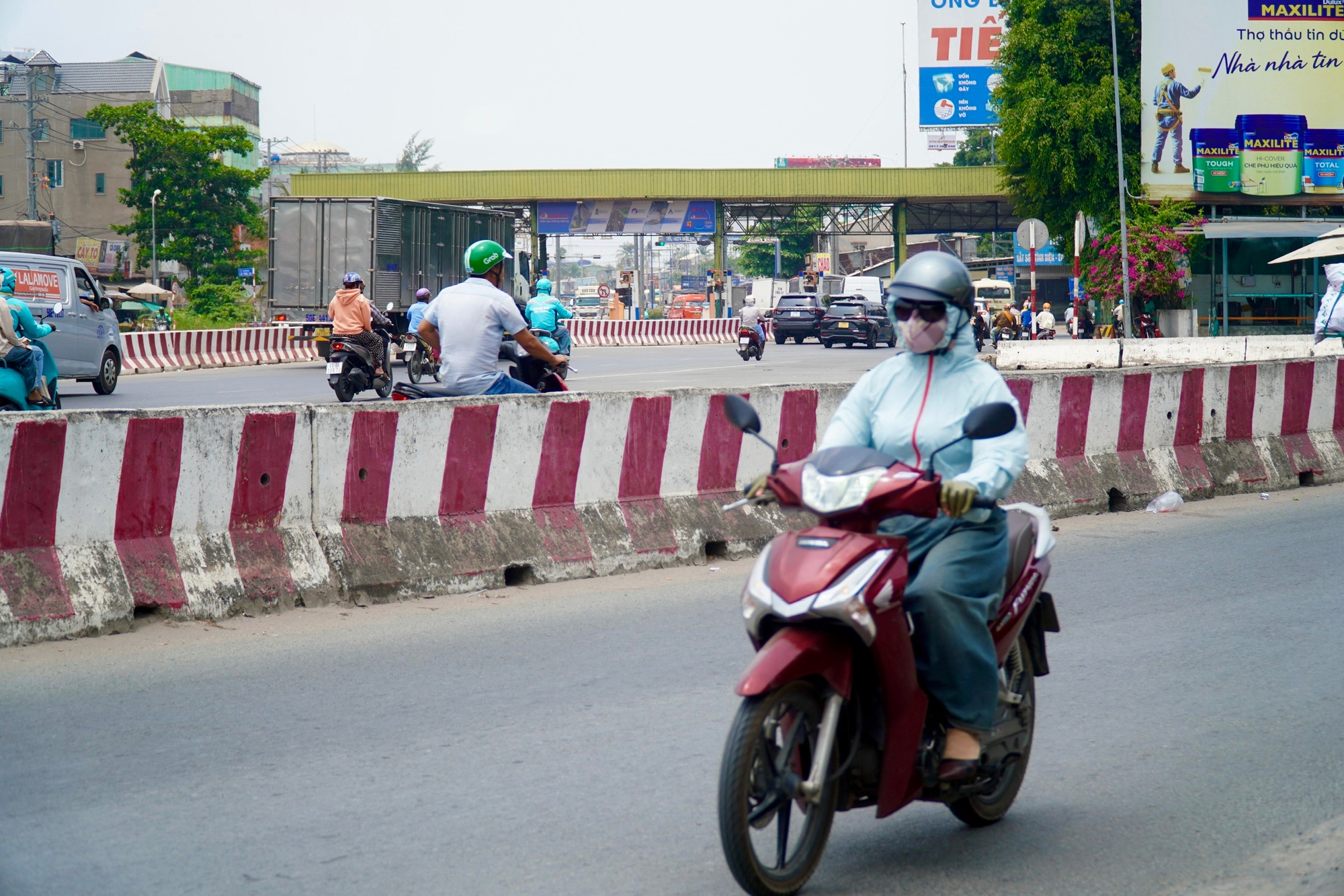 Đóng dải phân cách gần trạm thu phí Lái Thiêu, giao thông dần ổn định - Ảnh 5.