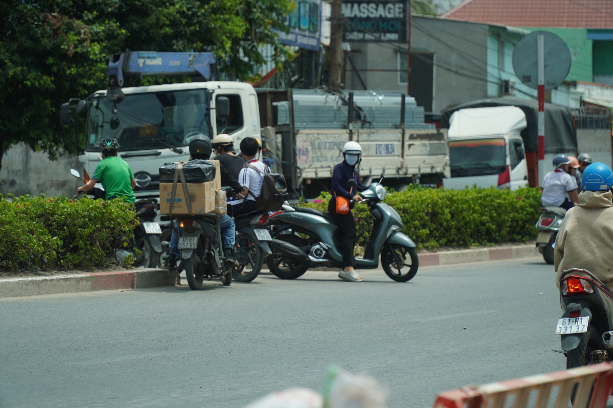 Đóng dải phân cách gần trạm thu phí Lái Thiêu, giao thông dần ổn định - Ảnh 6.