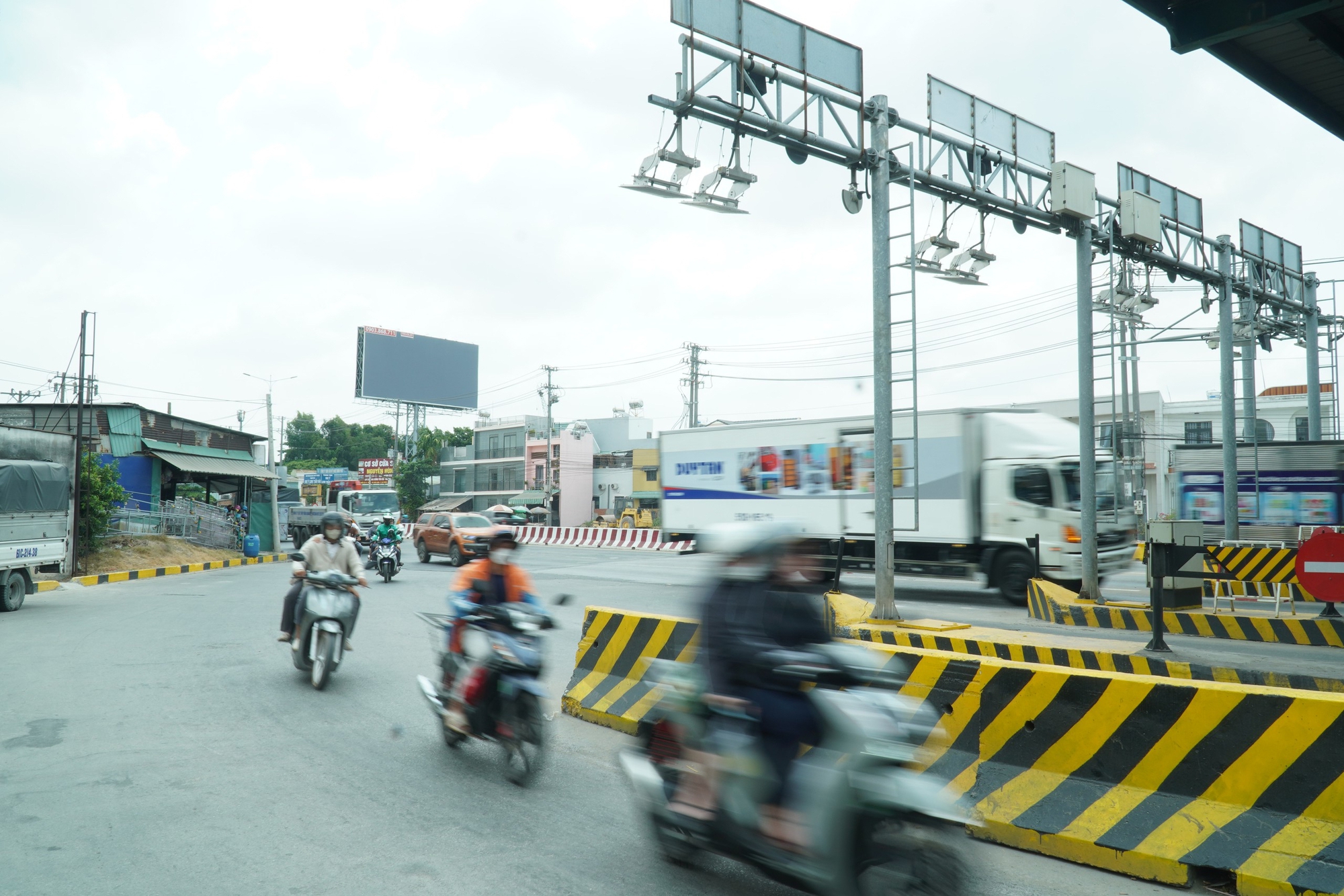 Đóng dải phân cách gần trạm thu phí Lái Thiêu, giao thông dần ổn định - Ảnh 8.
