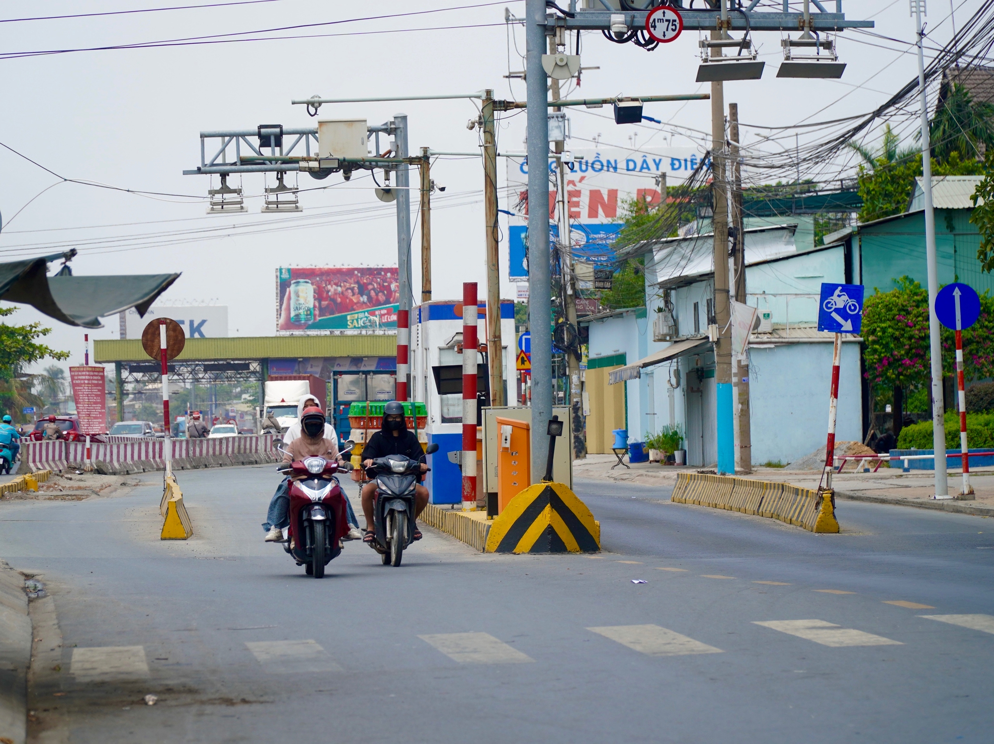 Đóng dải phân cách gần trạm thu phí Lái Thiêu, giao thông dần ổn định - Ảnh 9.