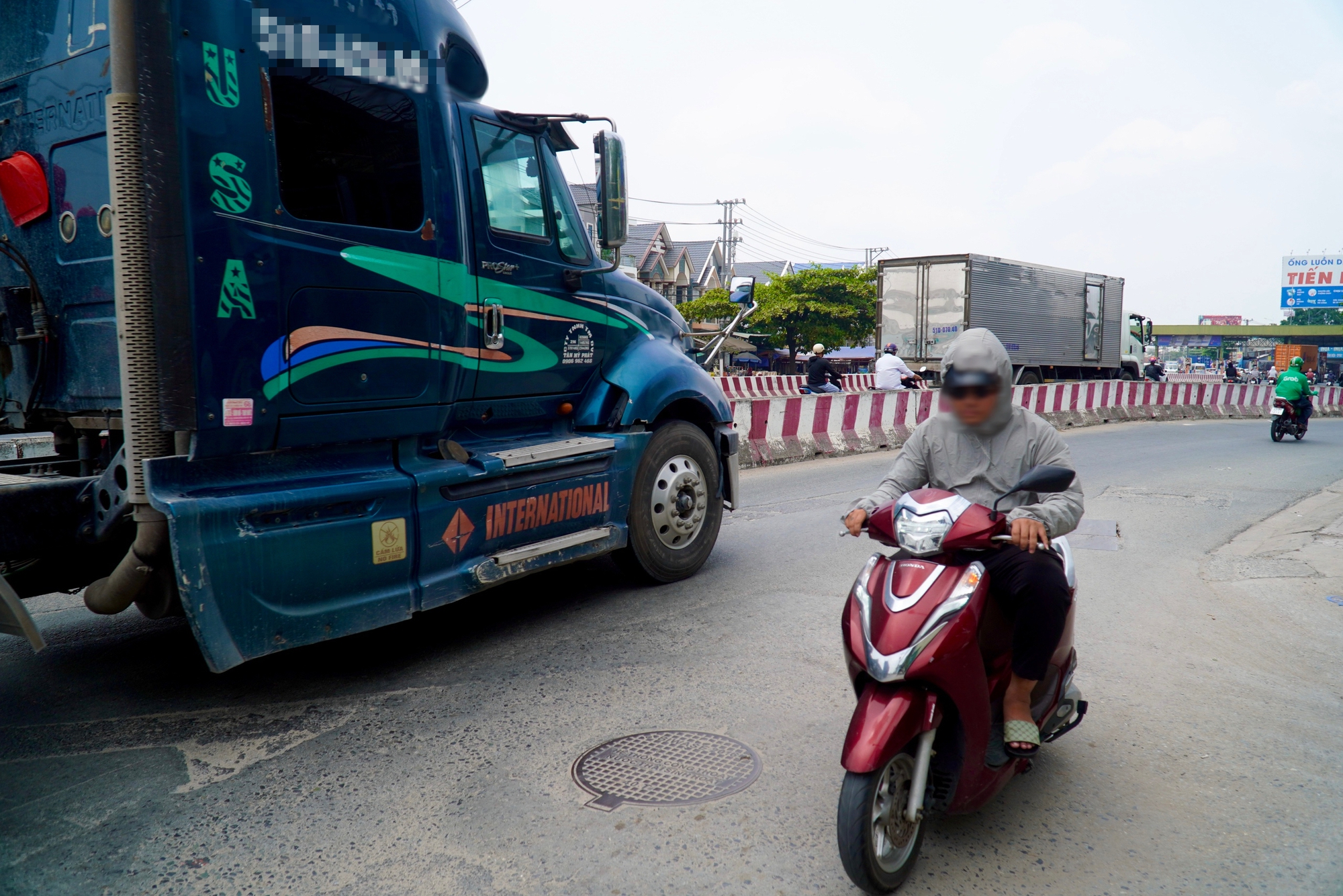 Đóng dải phân cách gần trạm thu phí Lái Thiêu, giao thông dần ổn định - Ảnh 10.
