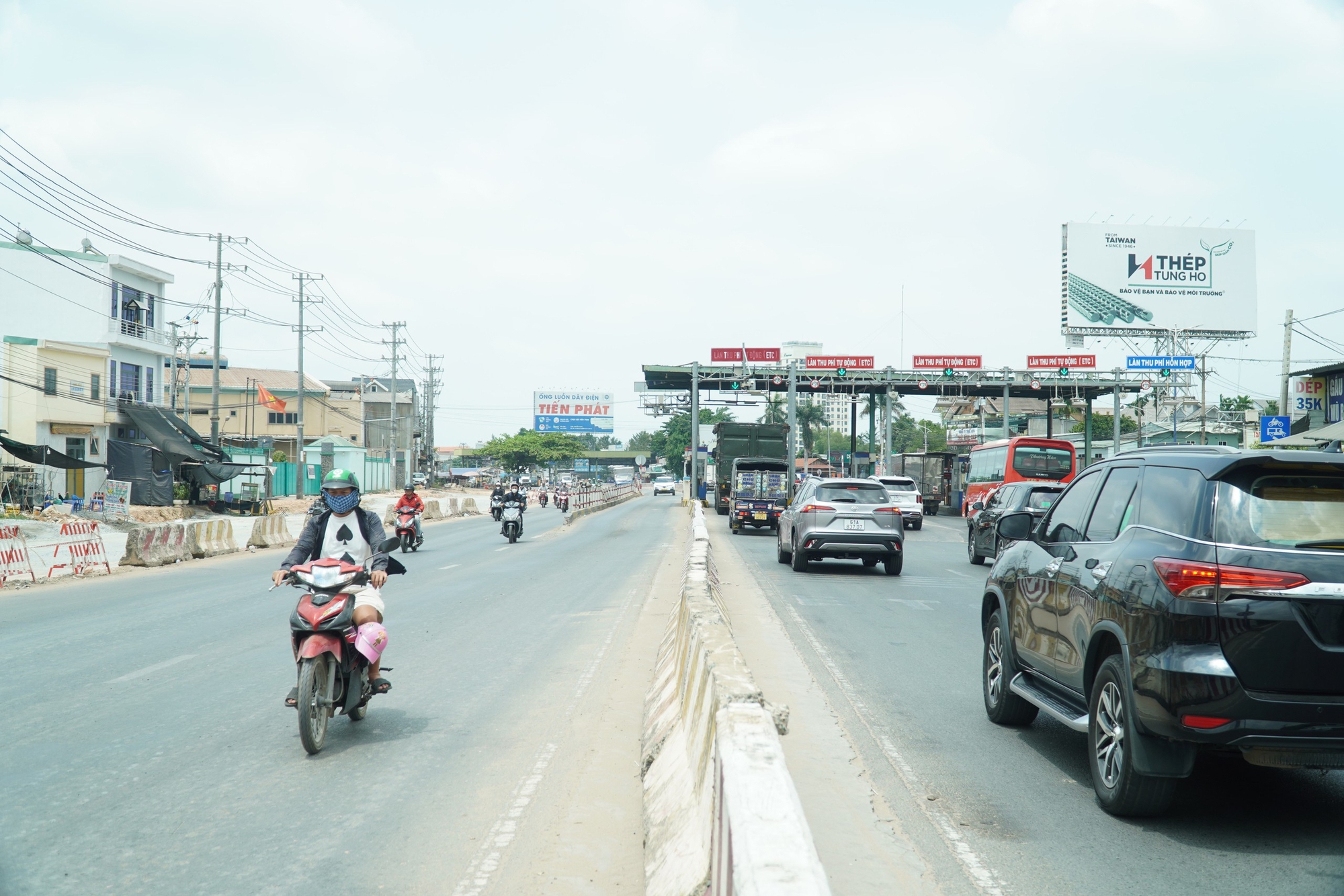 Đóng dải phân cách gần trạm thu phí Lái Thiêu, giao thông dần ổn định - Ảnh 11.