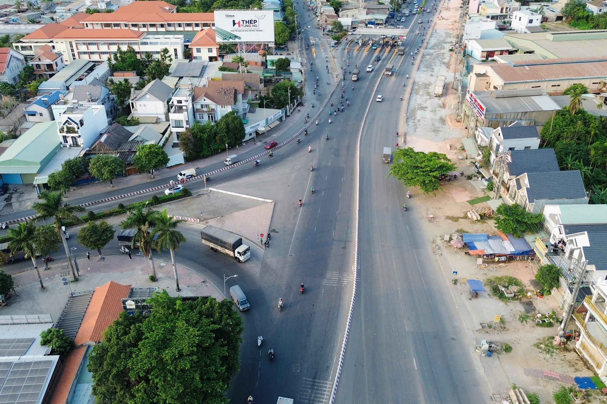 Đóng dải phân cách gần trạm thu phí Lái Thiêu, giao thông dần ổn định - Ảnh 12.