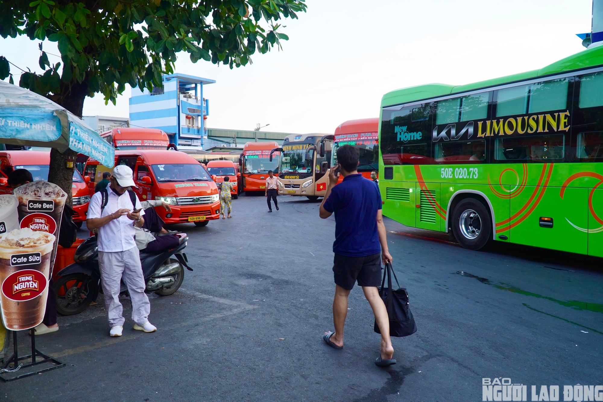D&ograve;ng người rời TPHCM về qu&ecirc; lễ 30 - 4: Bến xe đ&ocirc;ng đ&uacute;c , giao th&ocirc;ng &ugrave;n tắc - Ảnh 4.