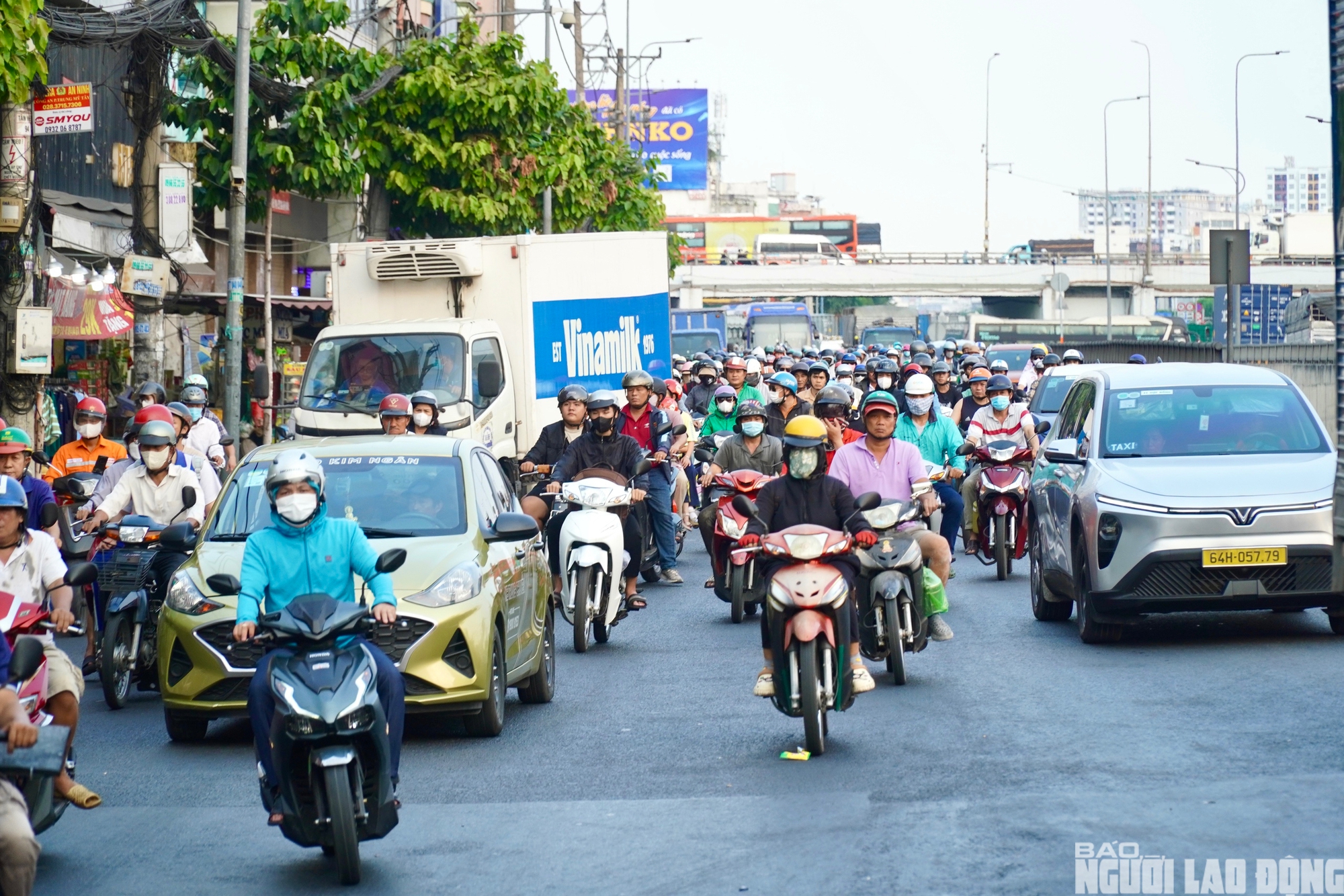 D&ograve;ng người rời TPHCM về qu&ecirc; lễ 30 - 4: Bến xe đ&ocirc;ng đ&uacute;c , giao th&ocirc;ng &ugrave;n tắc - Ảnh 7.