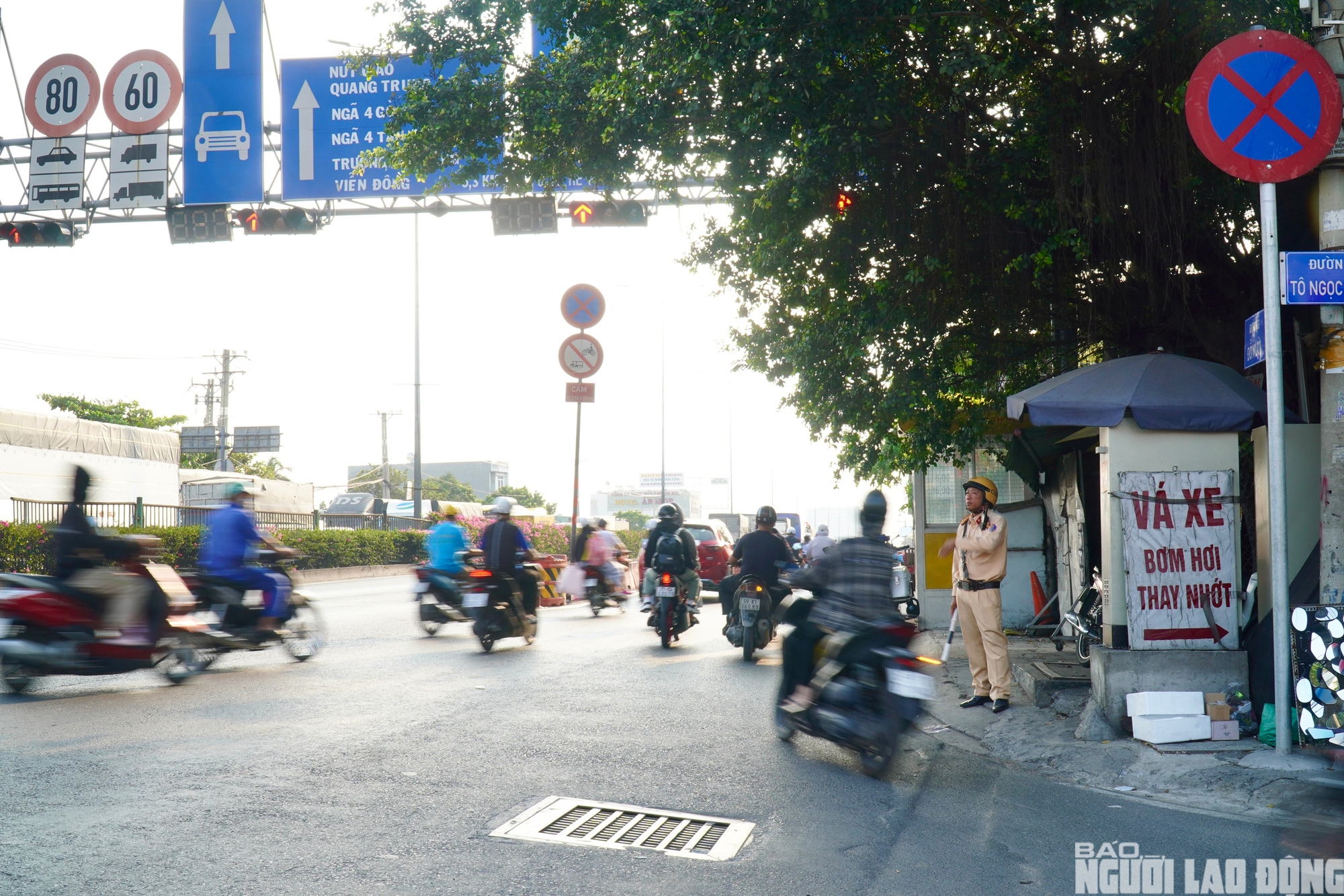 D&ograve;ng người rời TPHCM về qu&ecirc; lễ 30 - 4: Bến xe đ&ocirc;ng đ&uacute;c , giao th&ocirc;ng &ugrave;n tắc - Ảnh 12.
