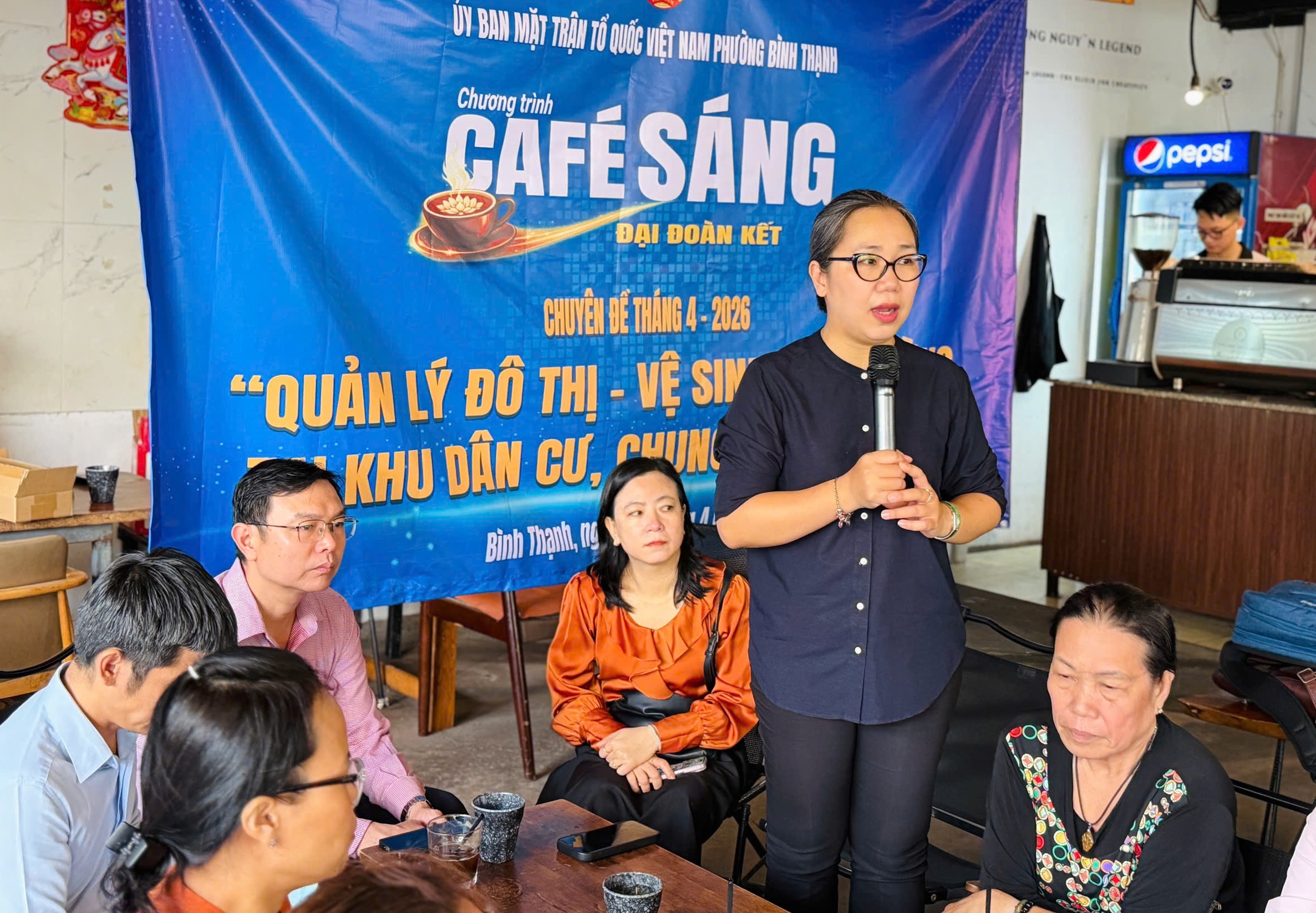 Người d&acirc;n B&igrave;nh Thạnh b&agrave;n chuyện quản l&yacute; đ&ocirc; thị Qua m&ocirc; h&igrave;nh C&agrave; ph&ecirc; s&aacute;ng - Ảnh 3.