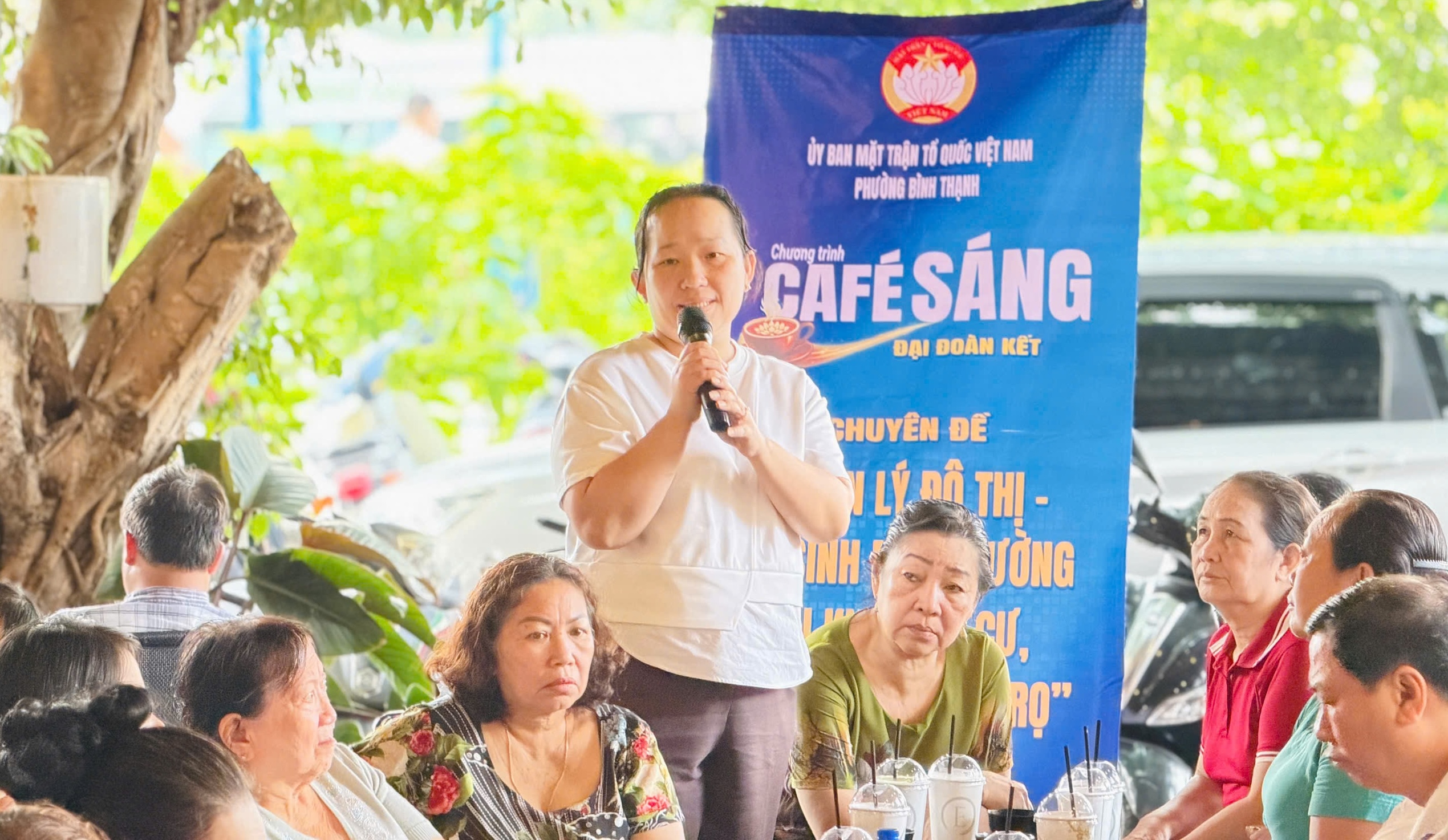 Người d&acirc;n B&igrave;nh Thạnh b&agrave;n chuyện quản l&yacute; đ&ocirc; thị Qua m&ocirc; h&igrave;nh C&agrave; ph&ecirc; s&aacute;ng - Ảnh 2.