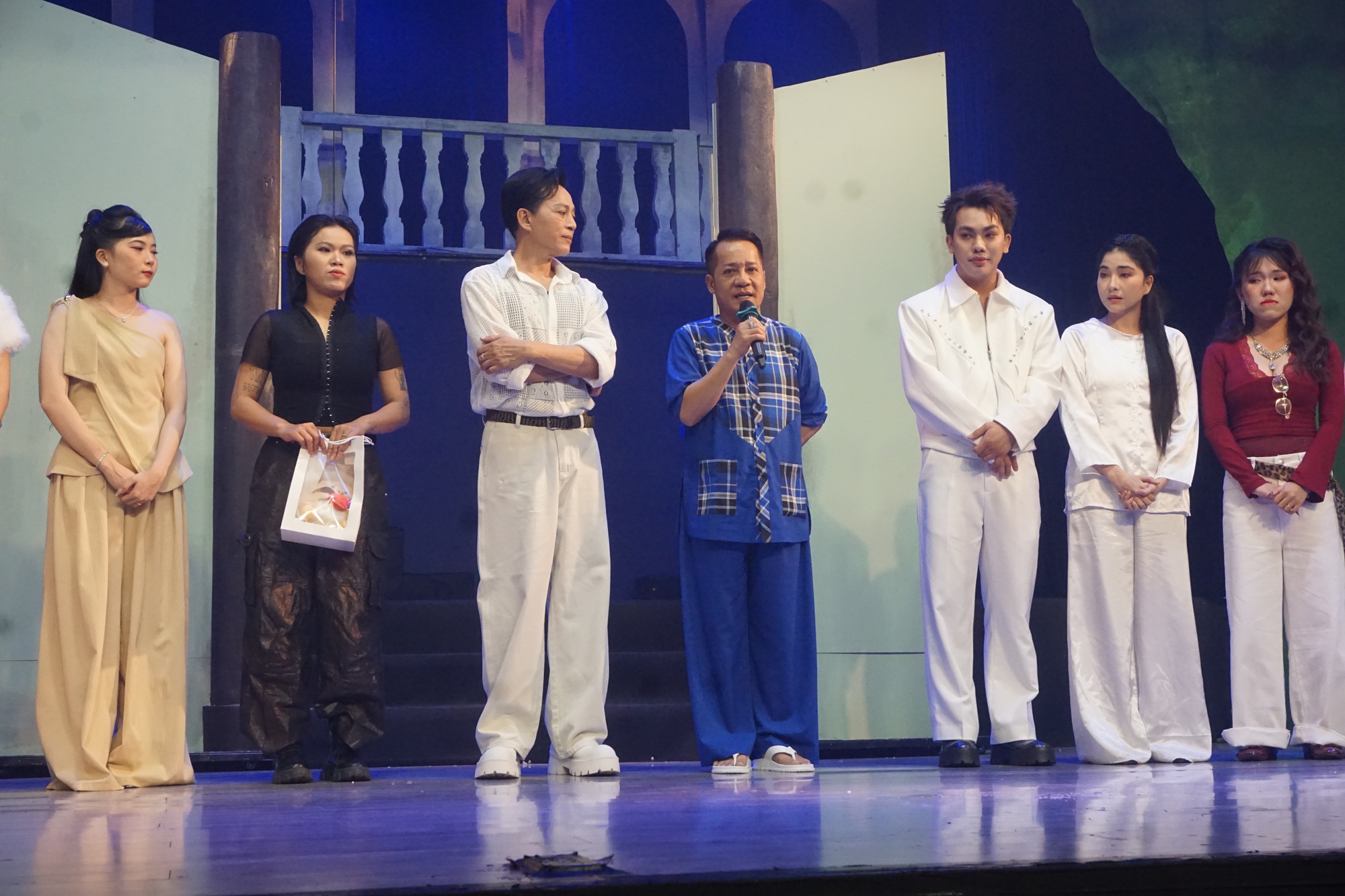 Đạo diễn Nguyễn Hữu Tiến dốc sức dàn dựng vở "Trăng máu" cho diễn viên trẻ - Ảnh 1.