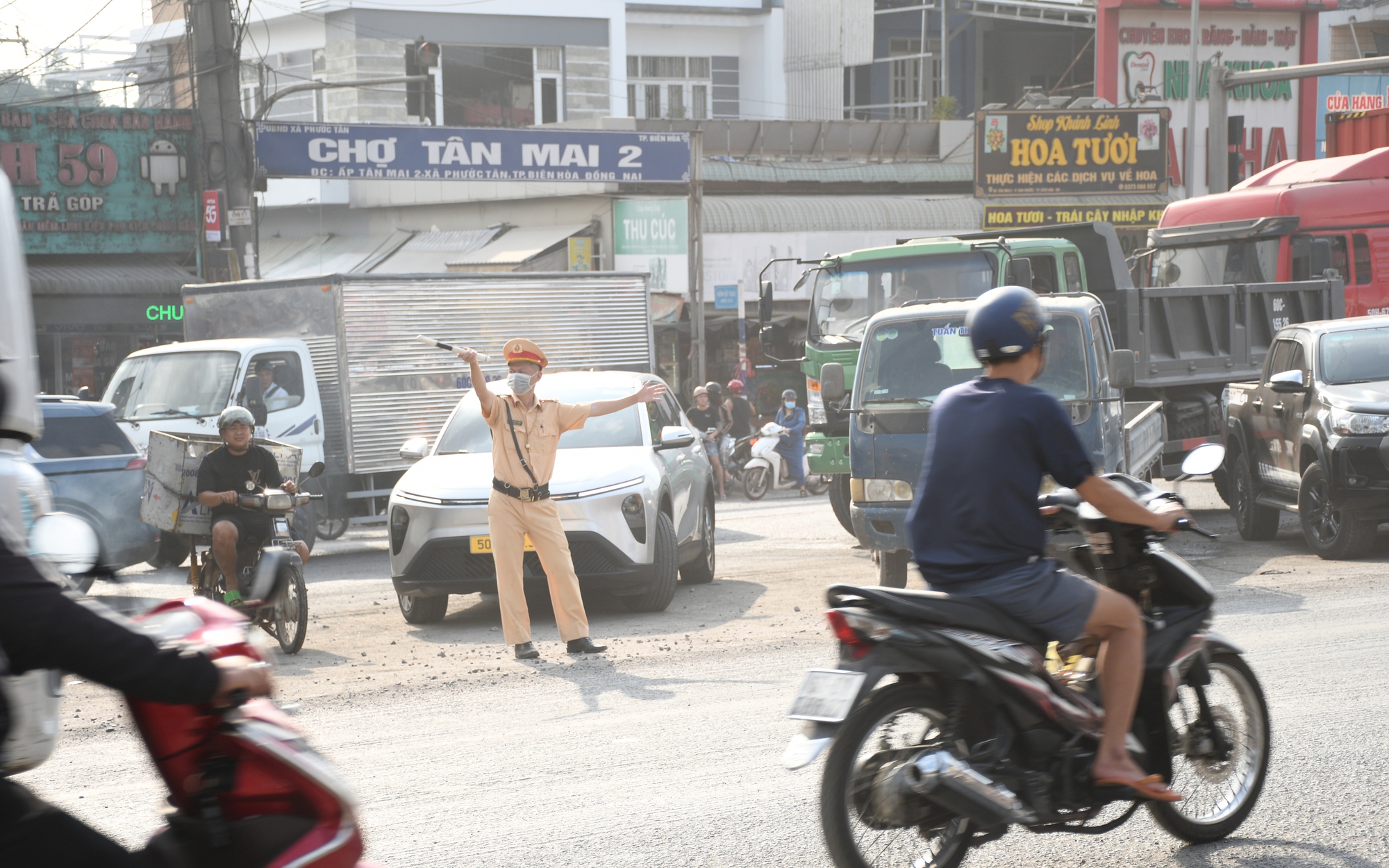 Hình ảnh trên Quốc lộ 51 nối Đồng Nai với TPHCM sáng 29-4