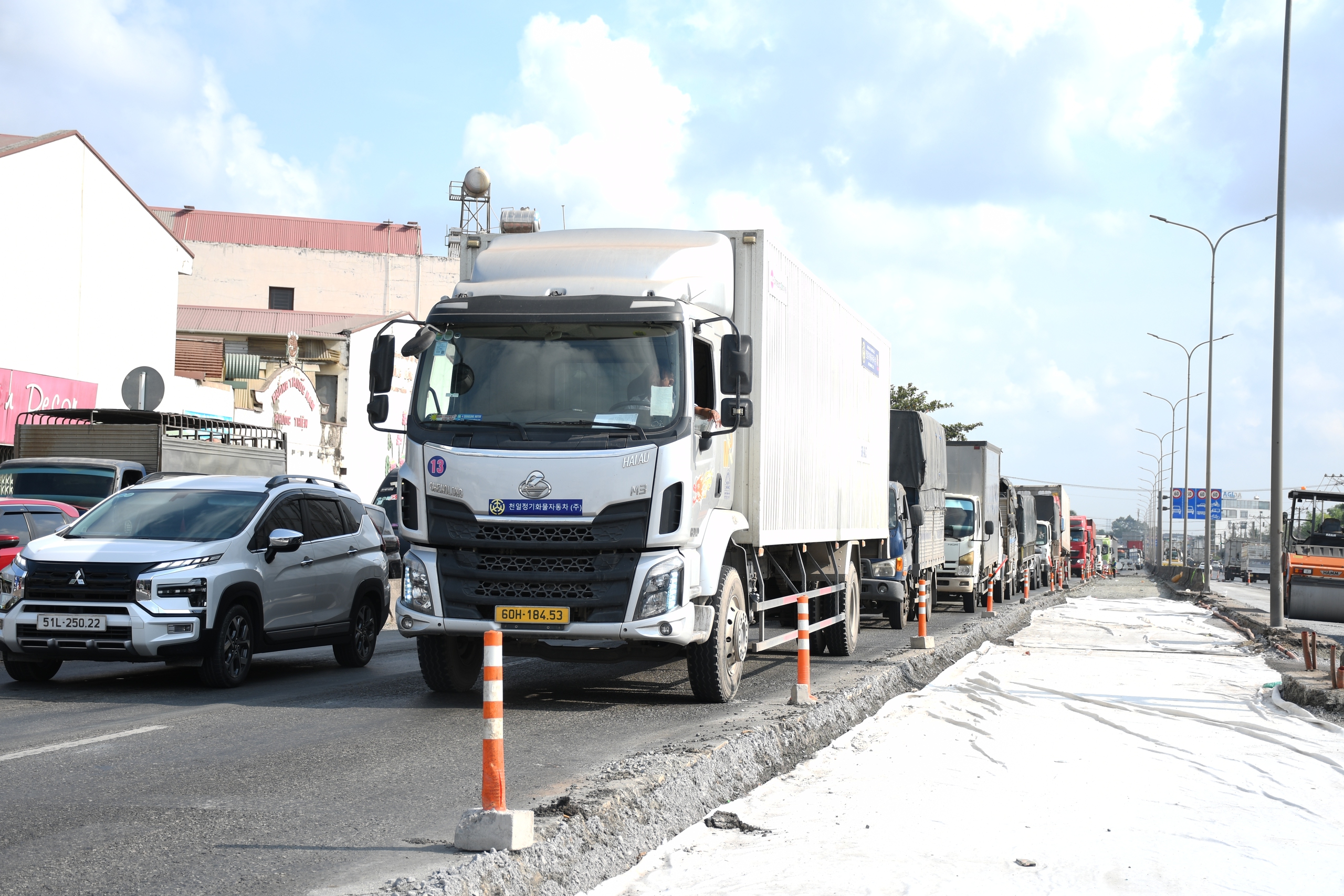 Hình ảnh bất ngờ trên Quốc lộ 51 nối Đồng Nai với TPHCM - Ảnh 1.