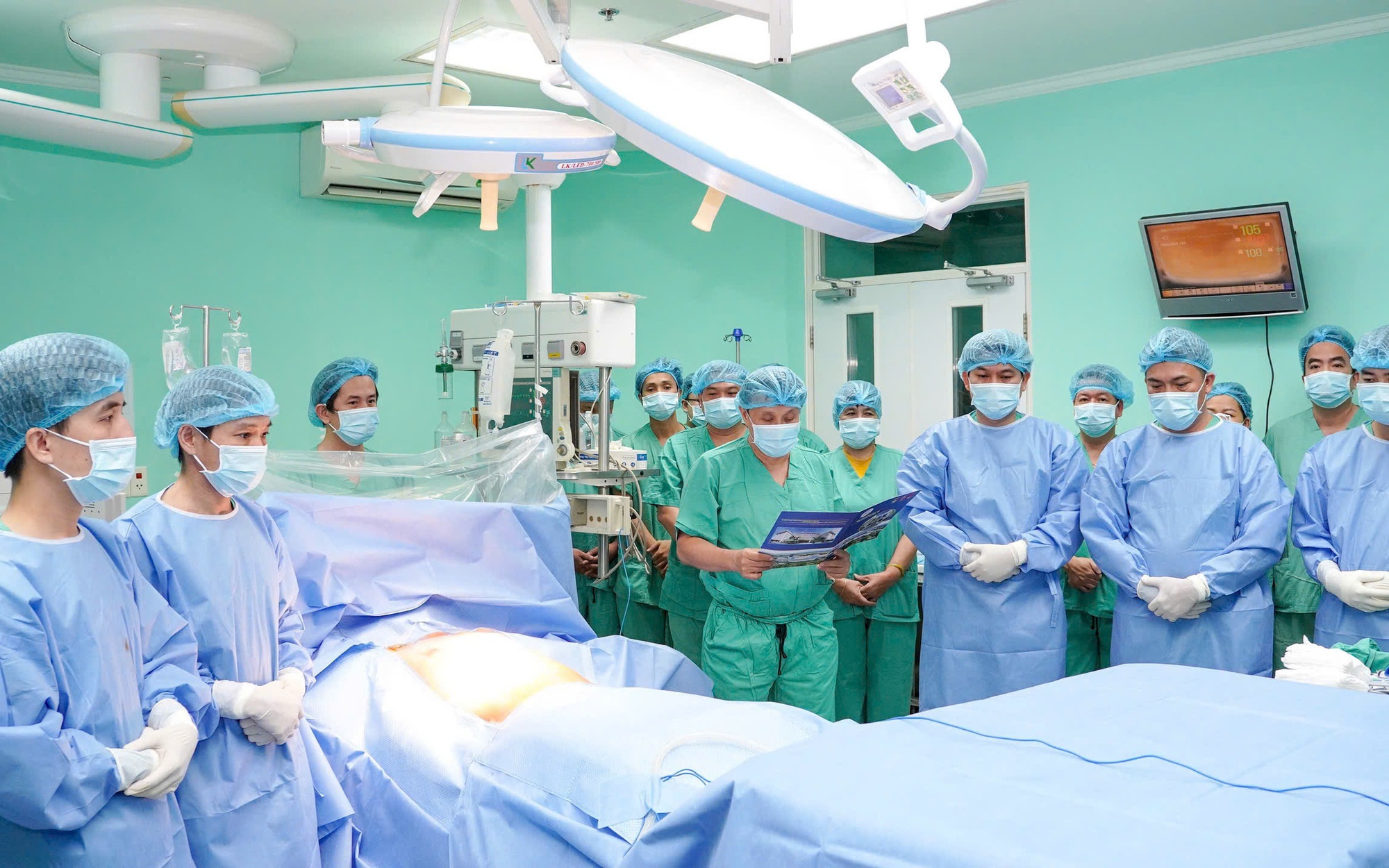 Sau phút mặc niệm, gần 200 y bác sĩ xuyên đêm làm điều kỳ diệu cho 6 bệnh nhân