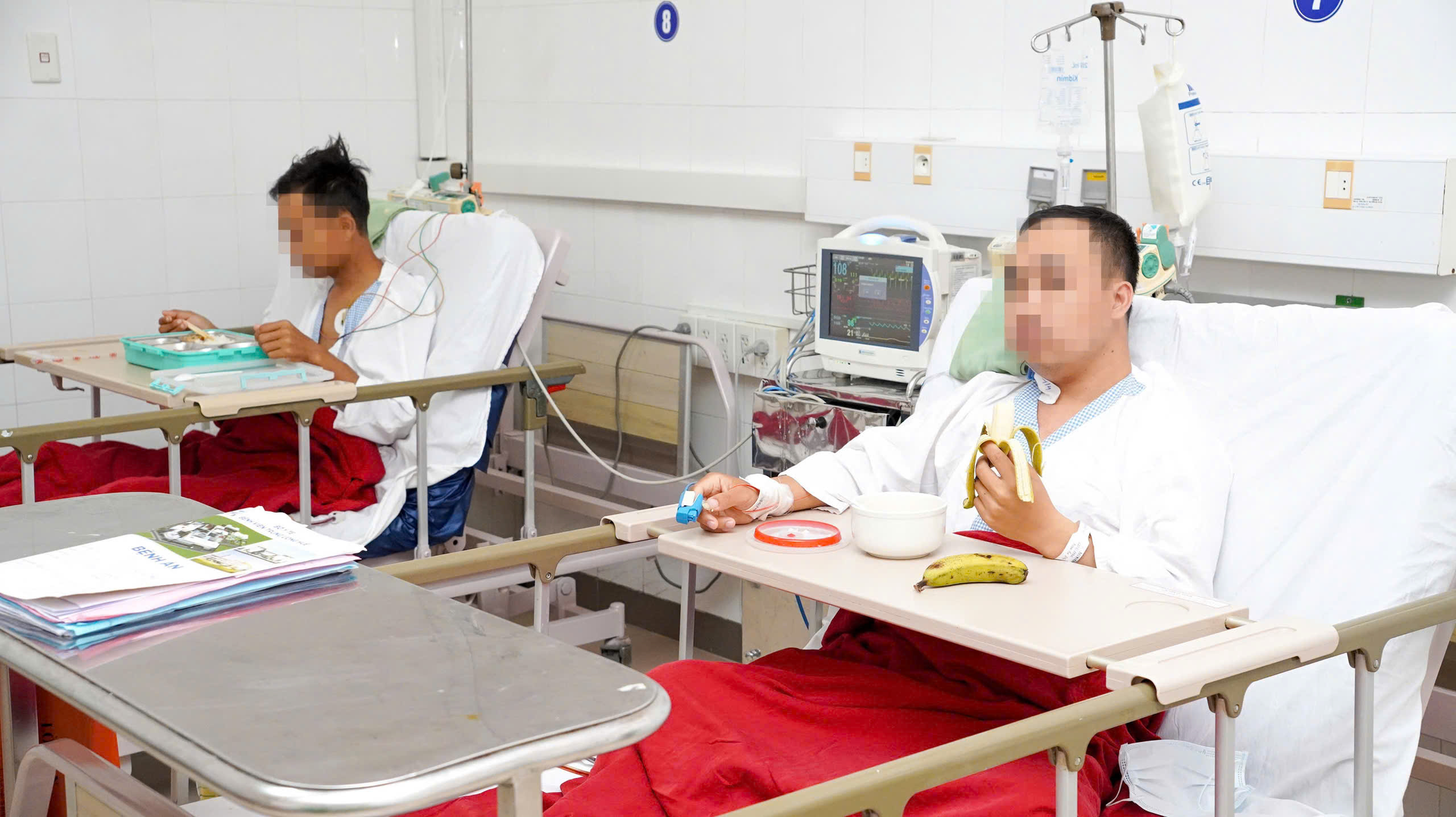 Sau phút mặc niệm, gần 200 y-bác sĩ đã làm nên điều kỳ diệu cho 6 bệnh nhân - Ảnh 3.
