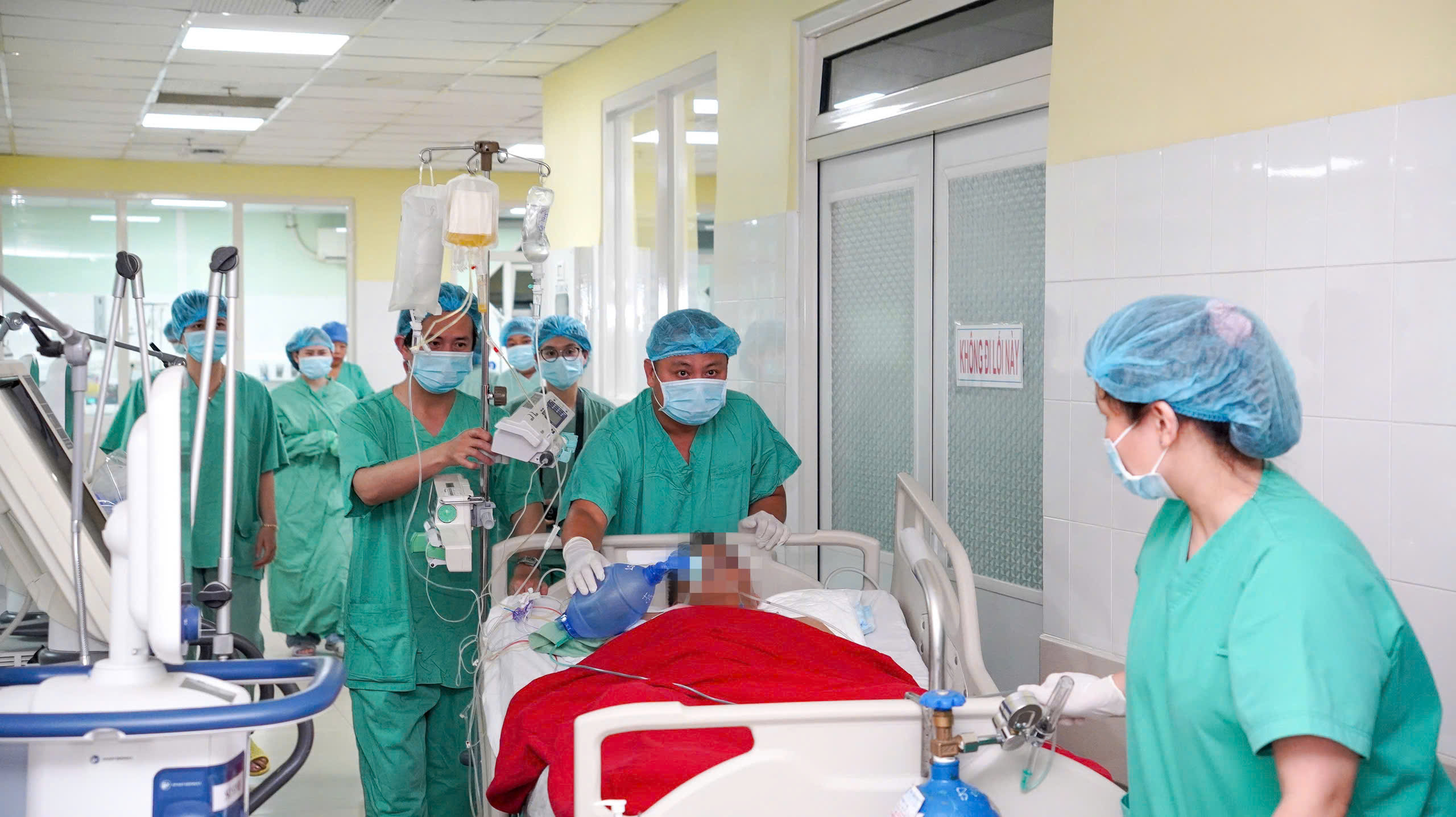 Sau phút mặc niệm, gần 200 y-bác sĩ đã làm nên điều kỳ diệu cho 6 bệnh nhân - Ảnh 2.