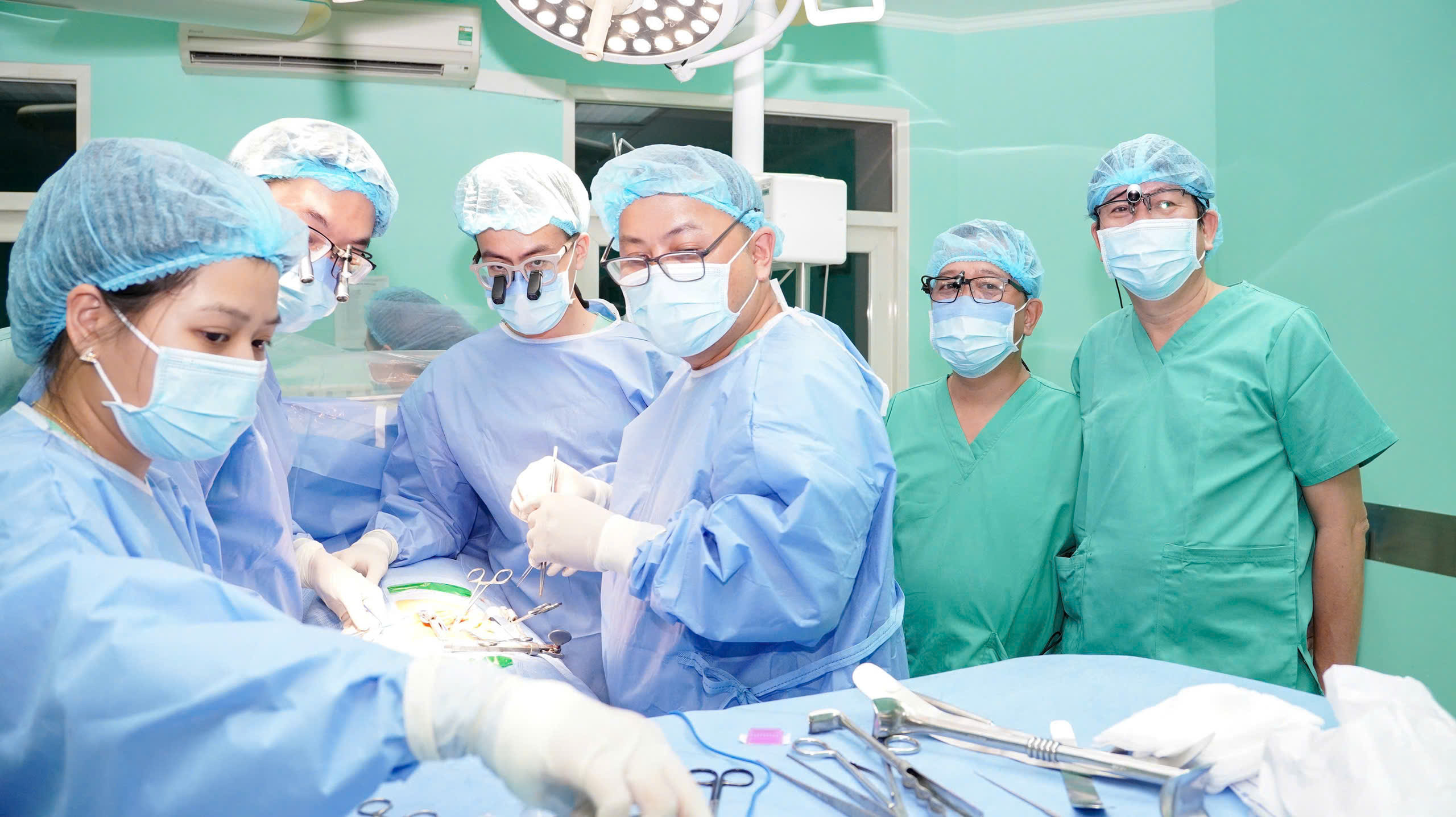 Sau phút mặc niệm, gần 200 y-bác sĩ đã làm nên điều kỳ diệu cho 6 bệnh nhân - Ảnh 1.