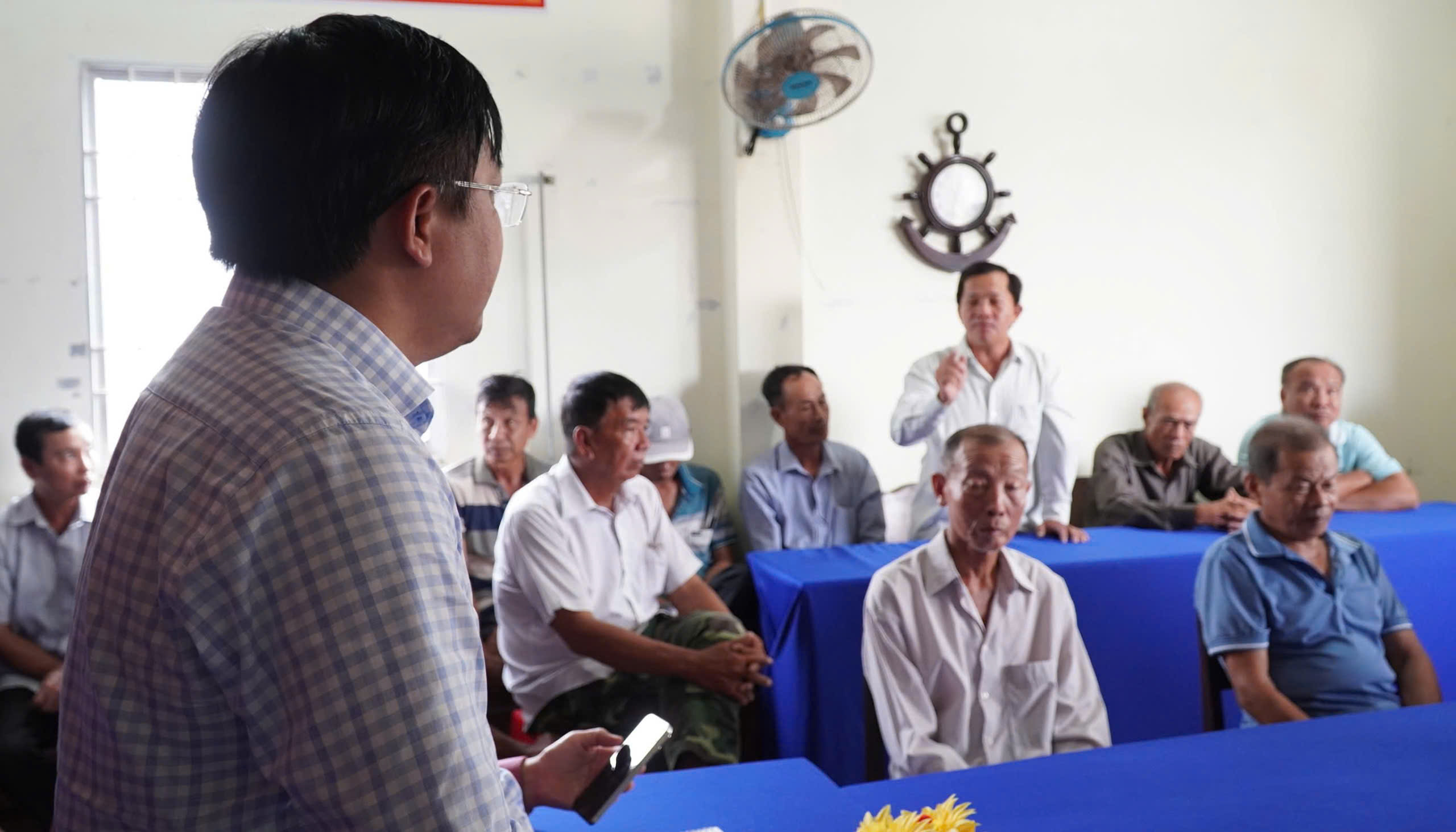 Người d&acirc;n đem c&aacute; chết đến cuộc họp triển khai phương &aacute;n hỗ trợ thiệt hại - Ảnh 1.