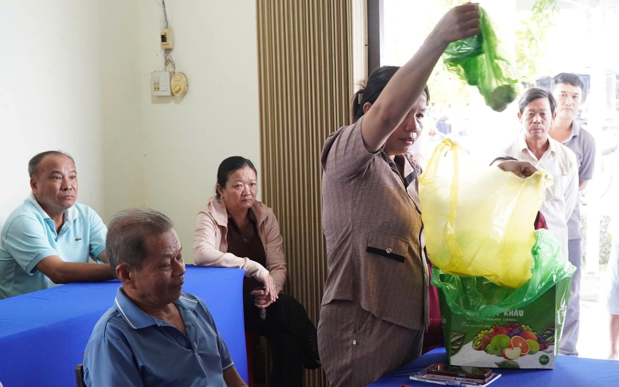 Cà Mau: Người dân đem cá nuôi chết đến cuộc họp triển khai phương án hỗ trợ thiệt hại