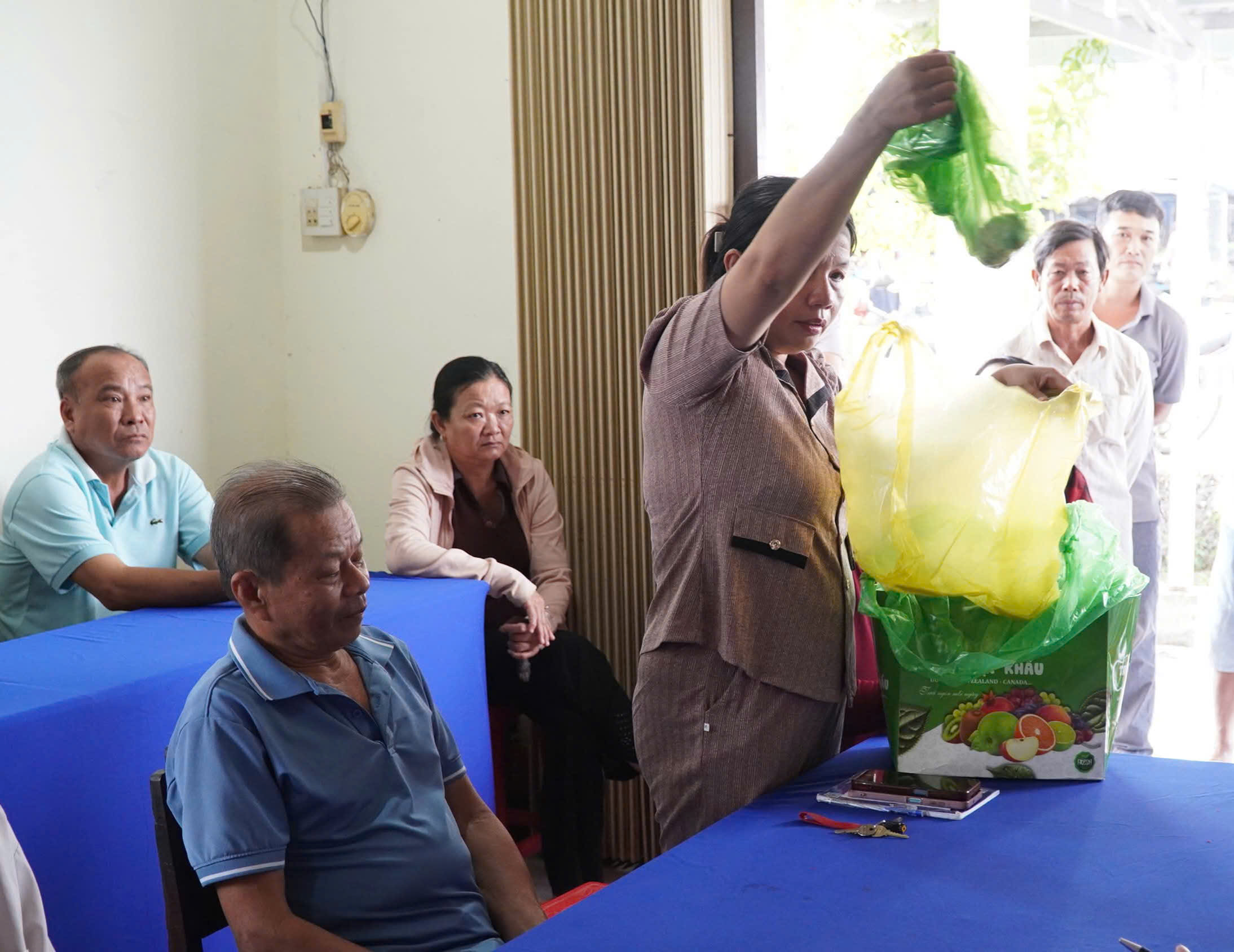 Người d&acirc;n đem c&aacute; chết đến cuộc họp triển khai phương &aacute;n hỗ trợ thiệt hại - Ảnh 2.