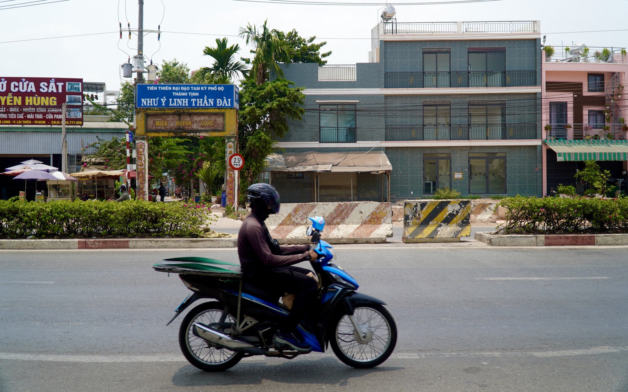 Hình ảnh đóng dải phân cách gần trạm thu phí Lái Thiêu, giao thông dần ổn định
