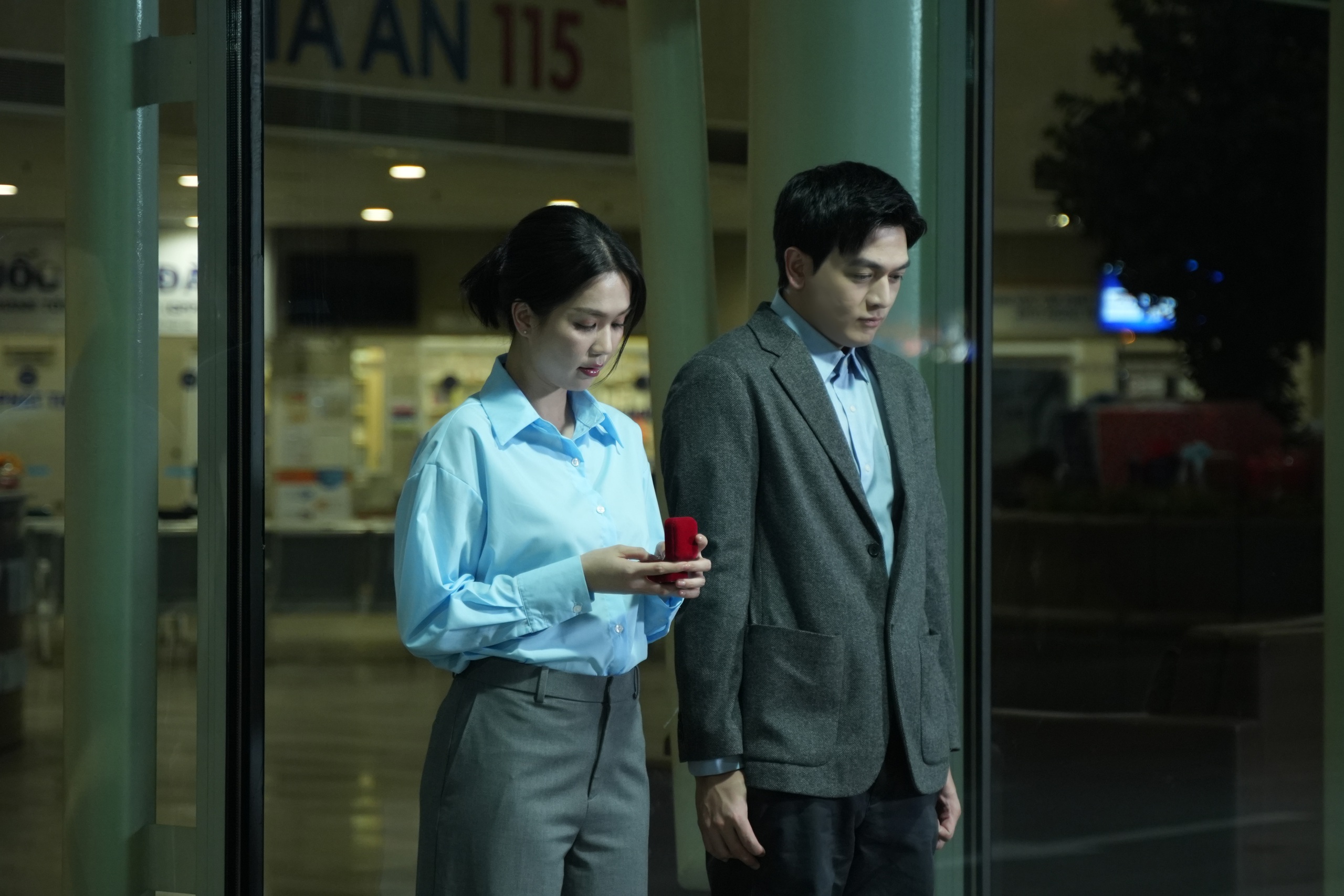 Ngọc Trinh "y&ecirc;u đương" L&ecirc; Xu&acirc;n Tiền, h&ocirc;n nhau nồng n&agrave;n - Ảnh 1.