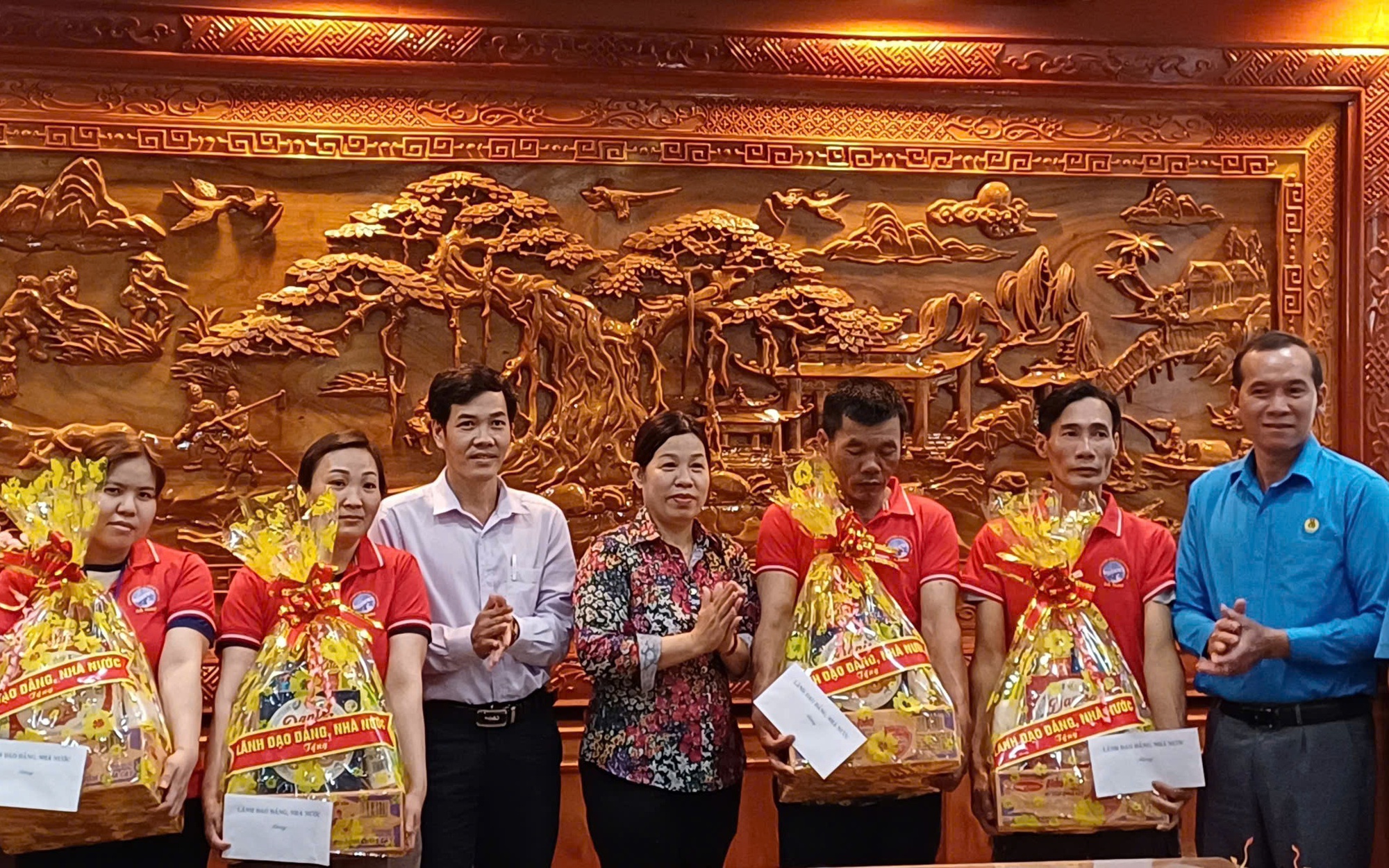 Công nhân ở Cà Mau xúc động khi nhận quà dịp lễ 30-4 và 1-5