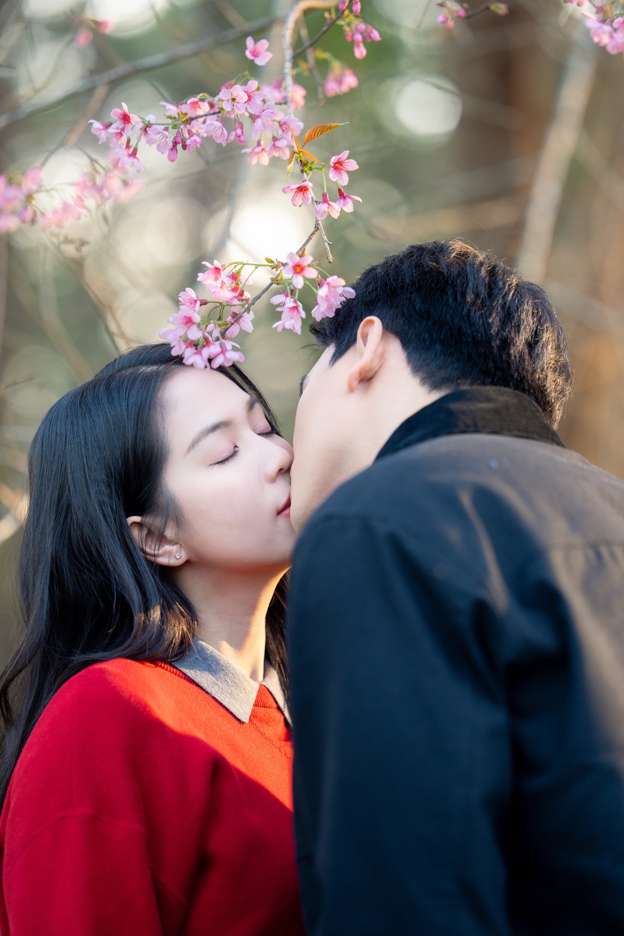 Ngọc Trinh "y&ecirc;u đương" L&ecirc; Xu&acirc;n Tiền, h&ocirc;n nhau nồng n&agrave;n - Ảnh 5.